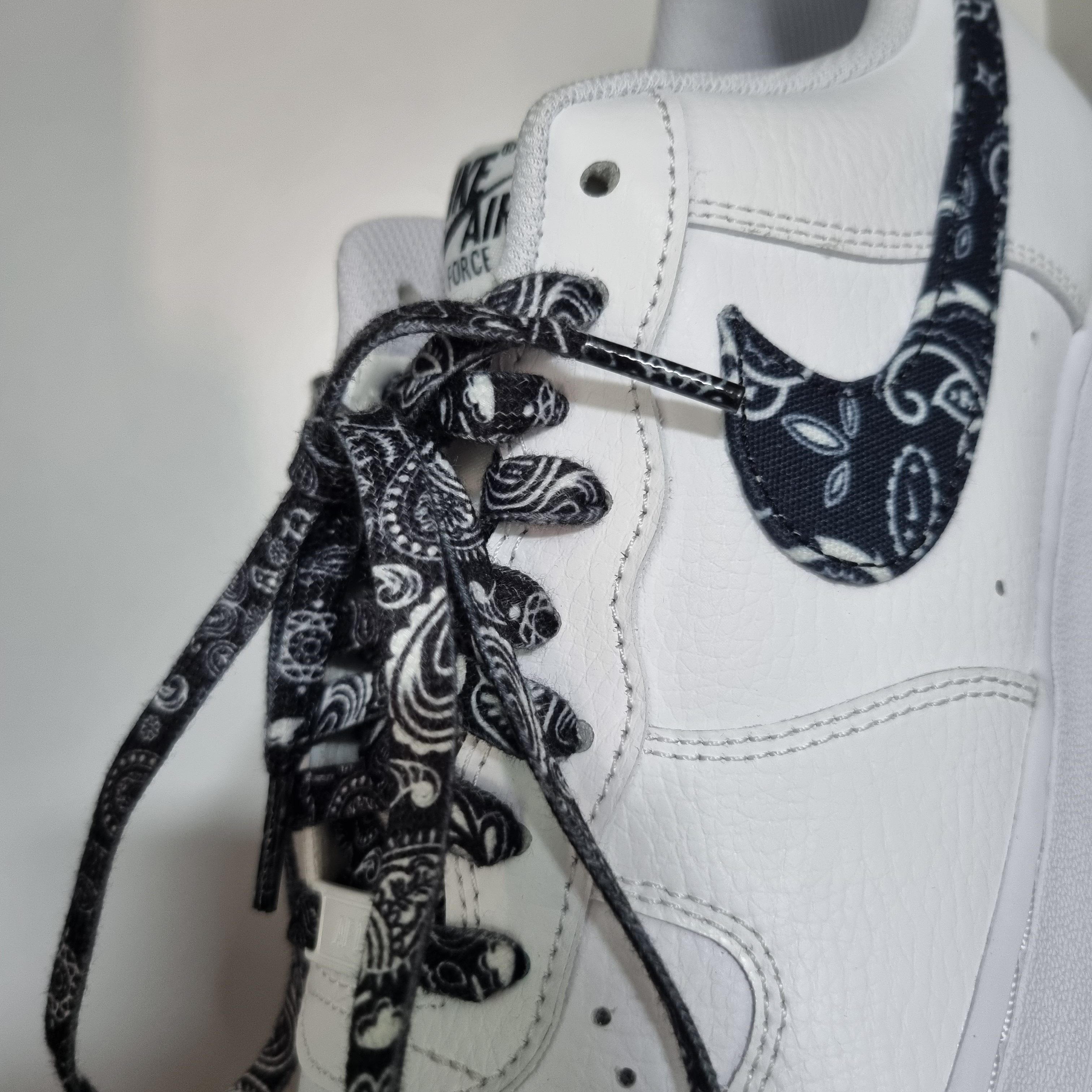(W) Nike Air Force 1 '07 Essential Paisley Swoosh White Black 착용 스타일