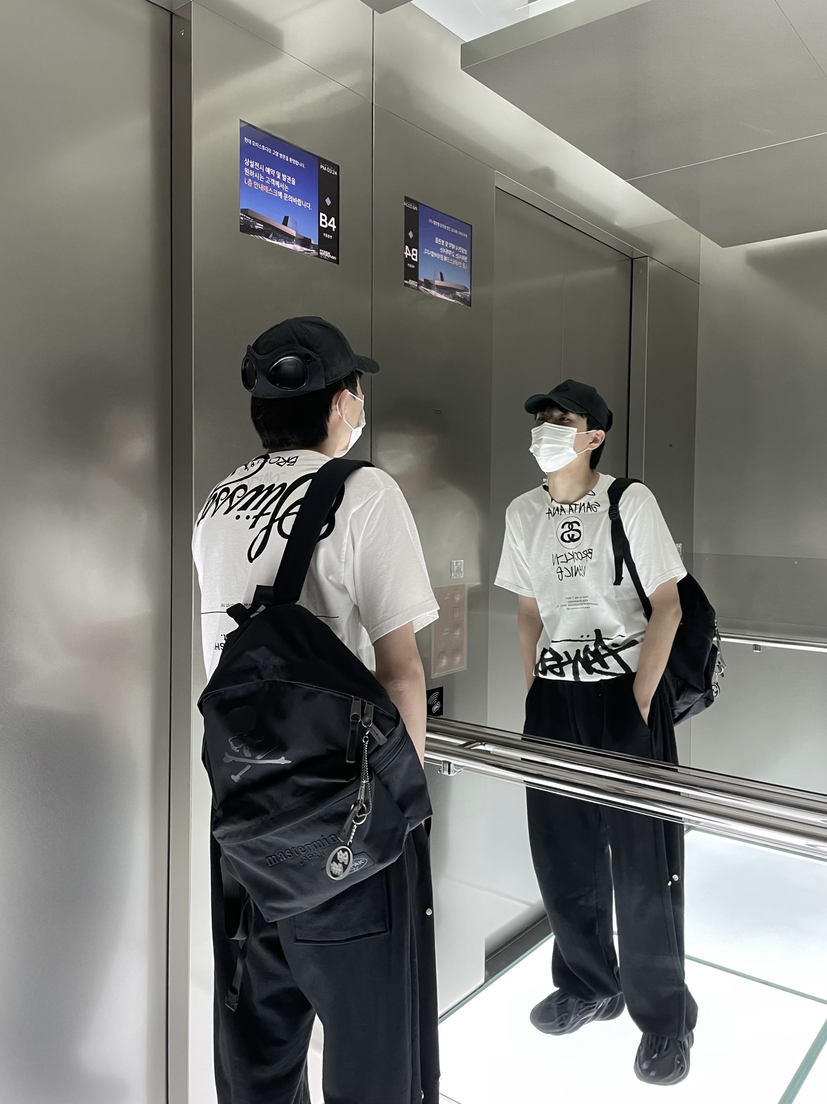 Adidas Yeezy Foam RNNR Onyx, Stussy x Takahiromiyashita The Soloist 40 WT T-Shirt 착용 스타일