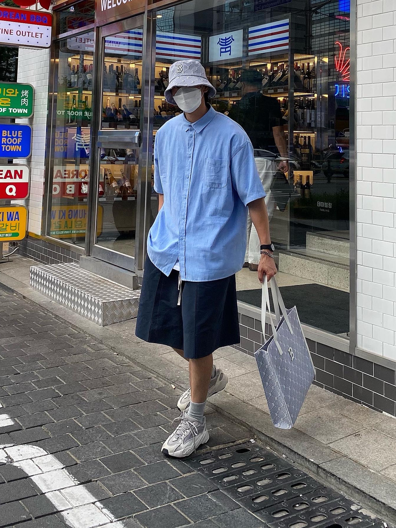 Adidas Yeezy Boost 700 V2 Static 2018 착용 스타일 - 3