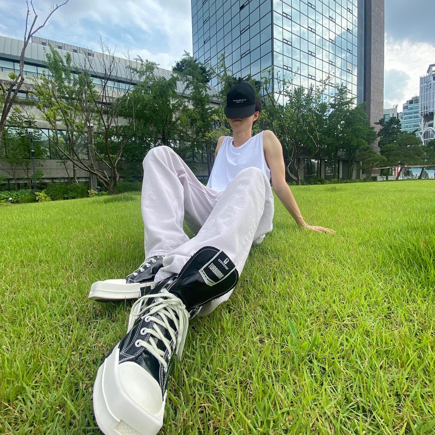Converse x Drkshdw Turbodrk Chuck 70 Hi Black Lacquered Denim 착용 스타일 - 1
