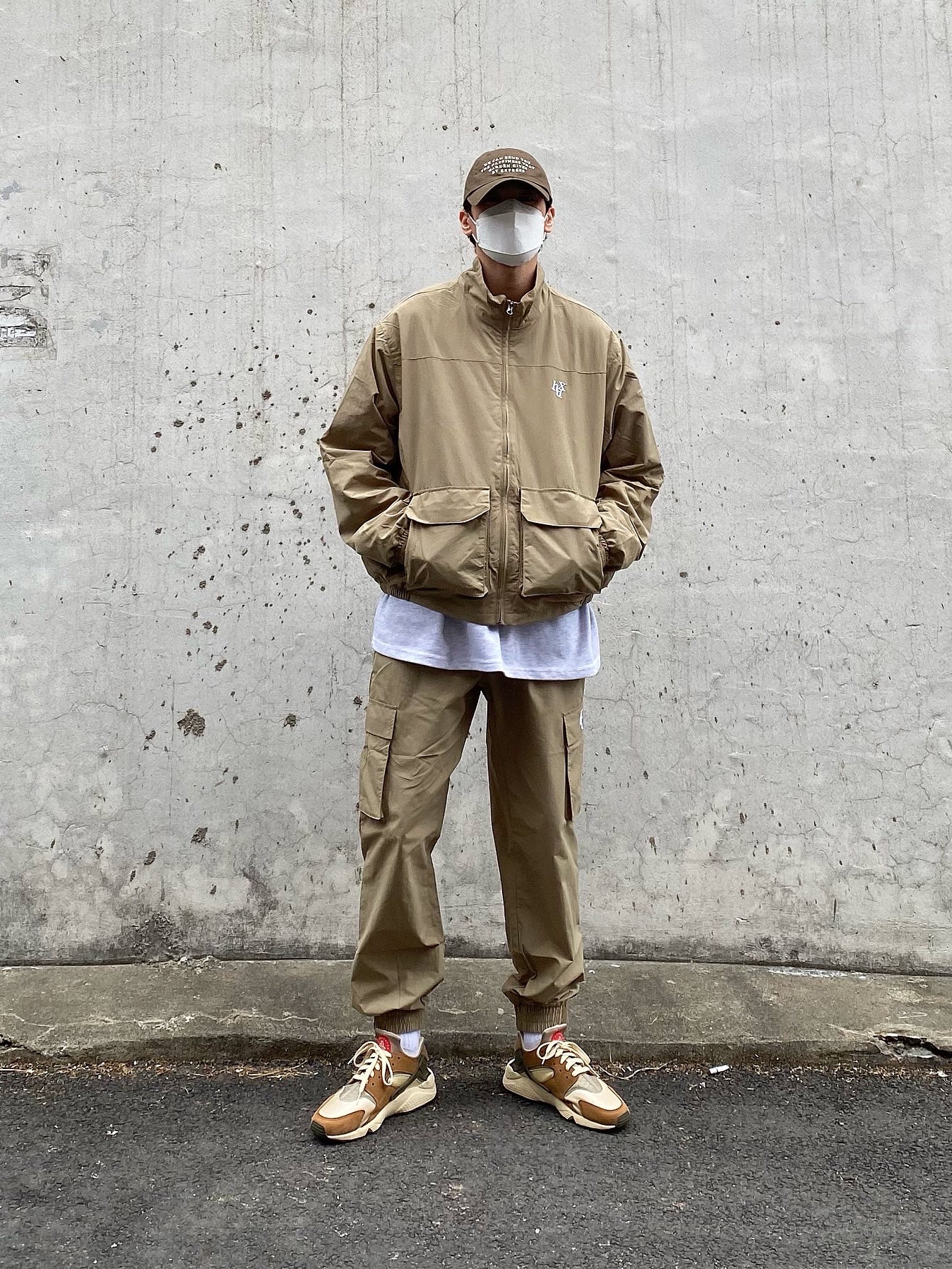 Nike x Stussy Air Huarache LE Desert Oak 착용 스타일 - 2
