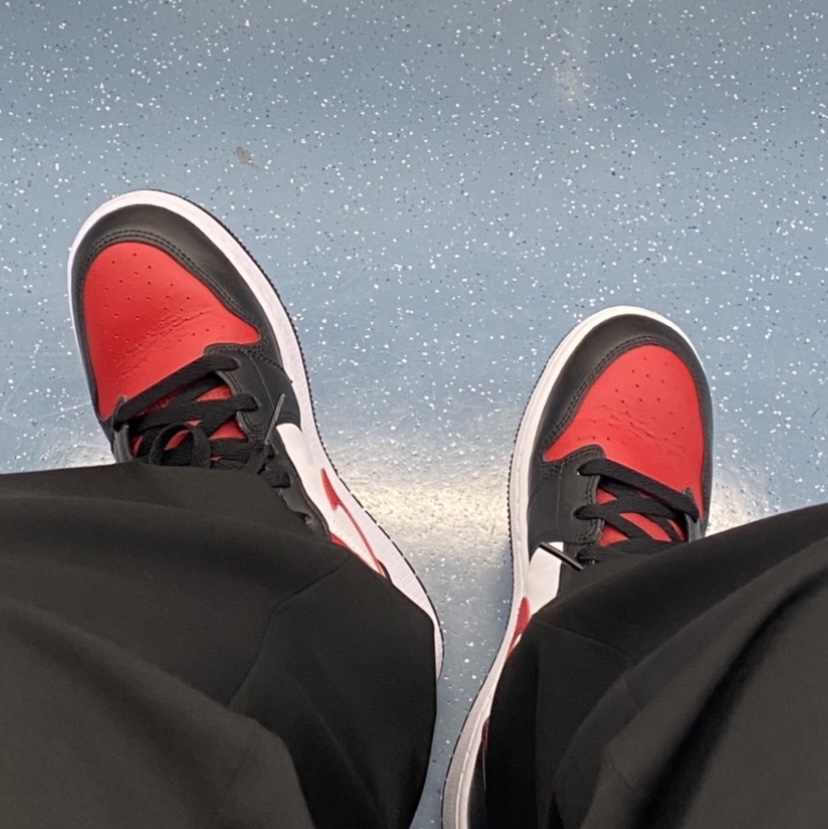 (GS) Jordan 1 Mid Black Fire Red, Jordan 1 Retro High OG Bleached Coral 착용 스타일 - 2