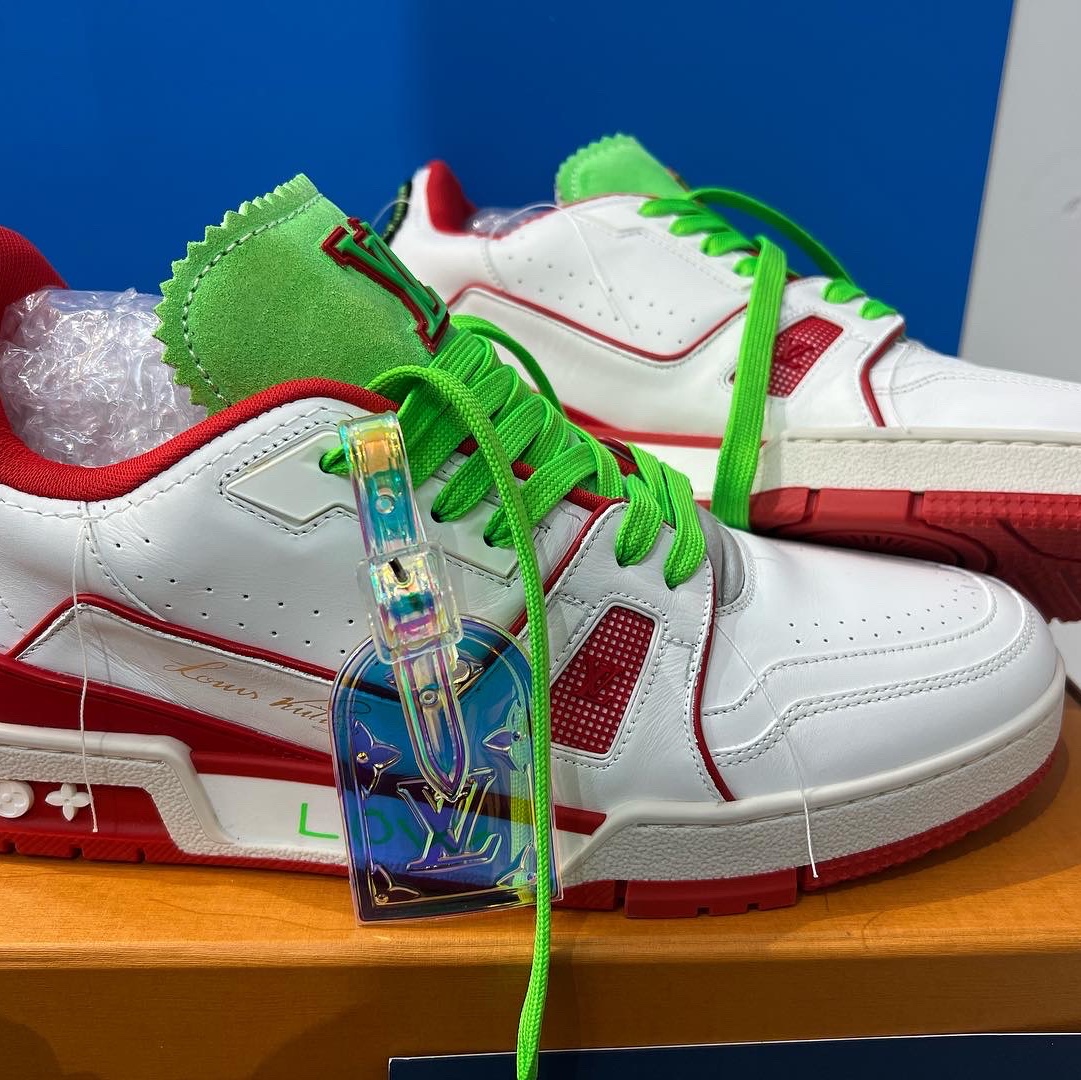 Louis Vuitton LV Trainer Sneakers Neon Red 착용 스타일
