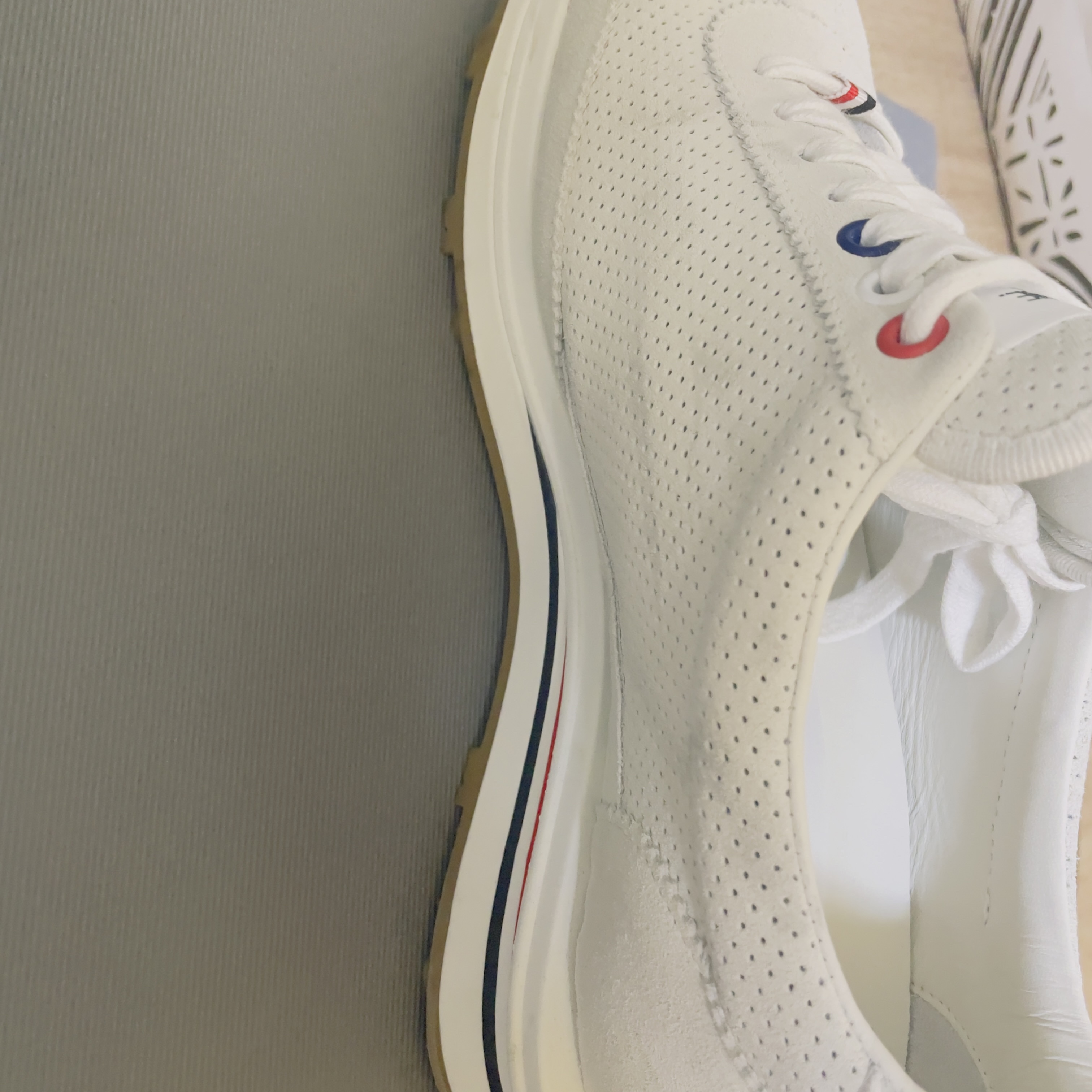Thom Browne Suede Tech Runner White 착용 스타일 - 3