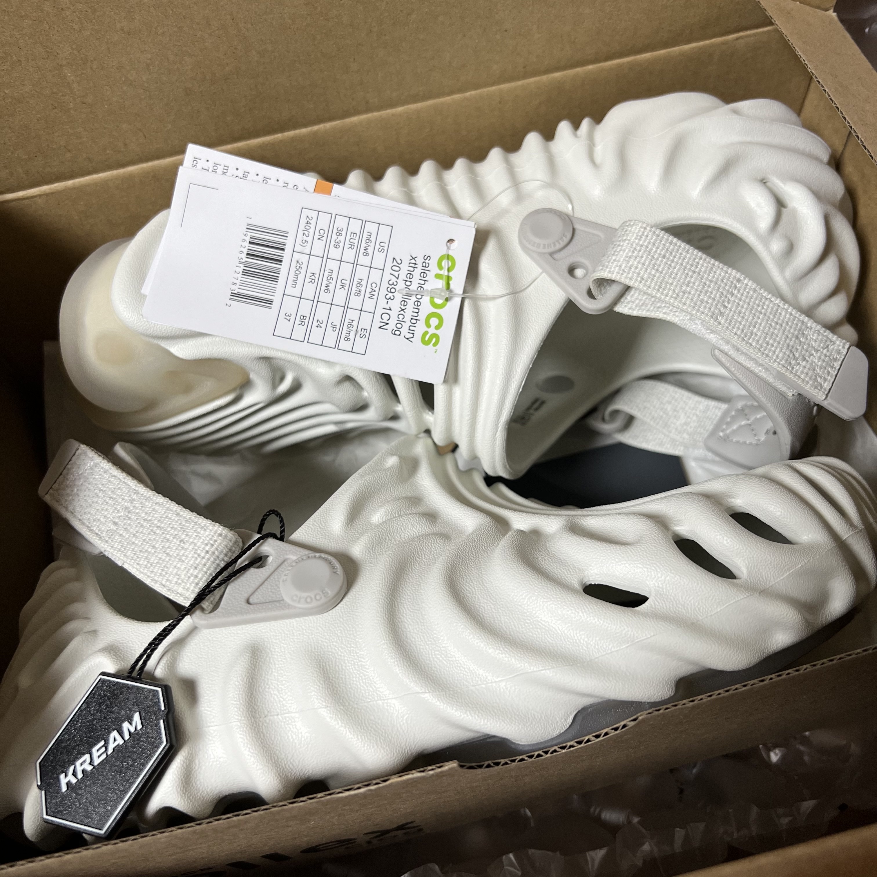 Crocs x Salehe Bembury Pollex Clog Stratus 착용 스타일 - 1