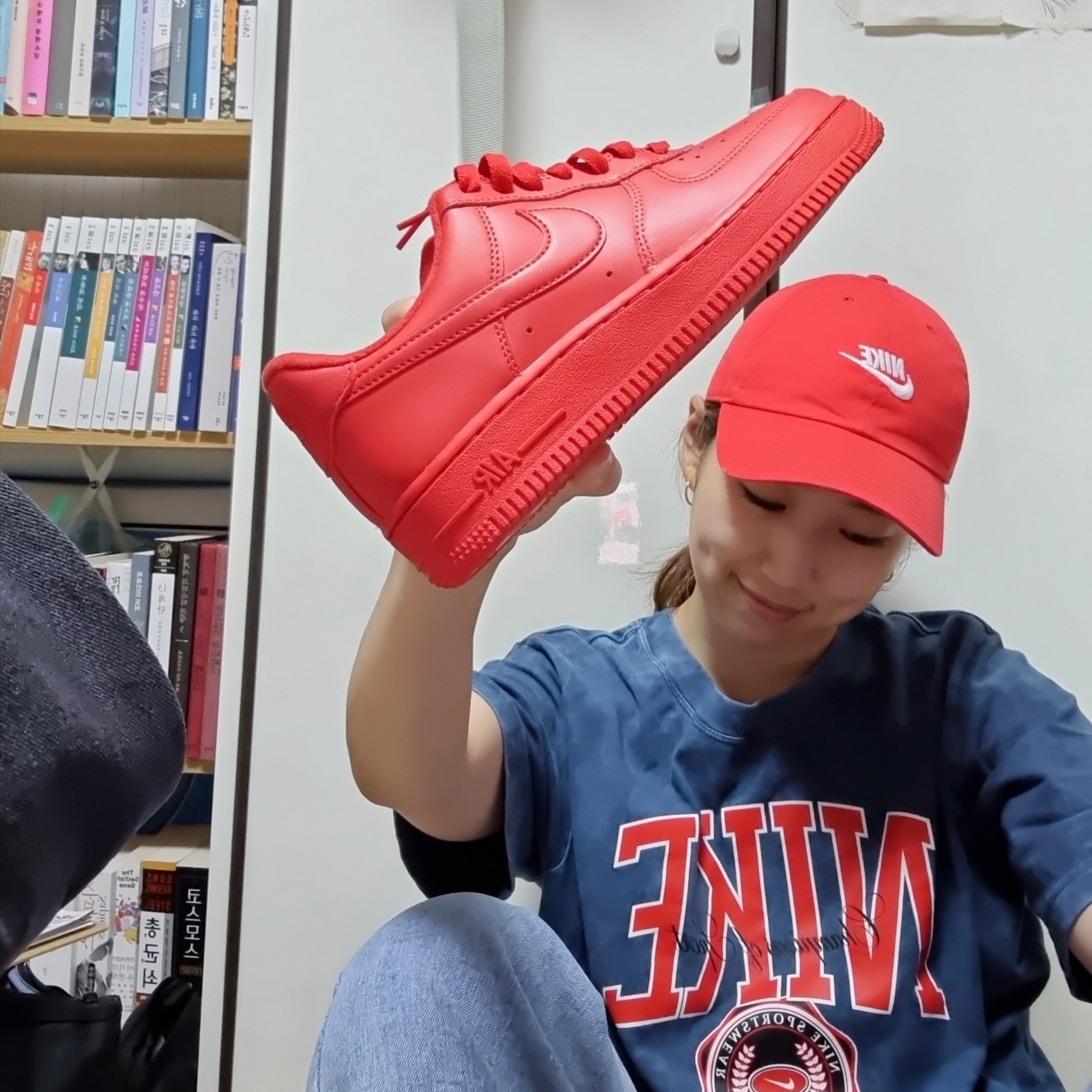 Nike Air Force 1 '07 LV8 Low 1 Triple Red 착용 스타일 - 1