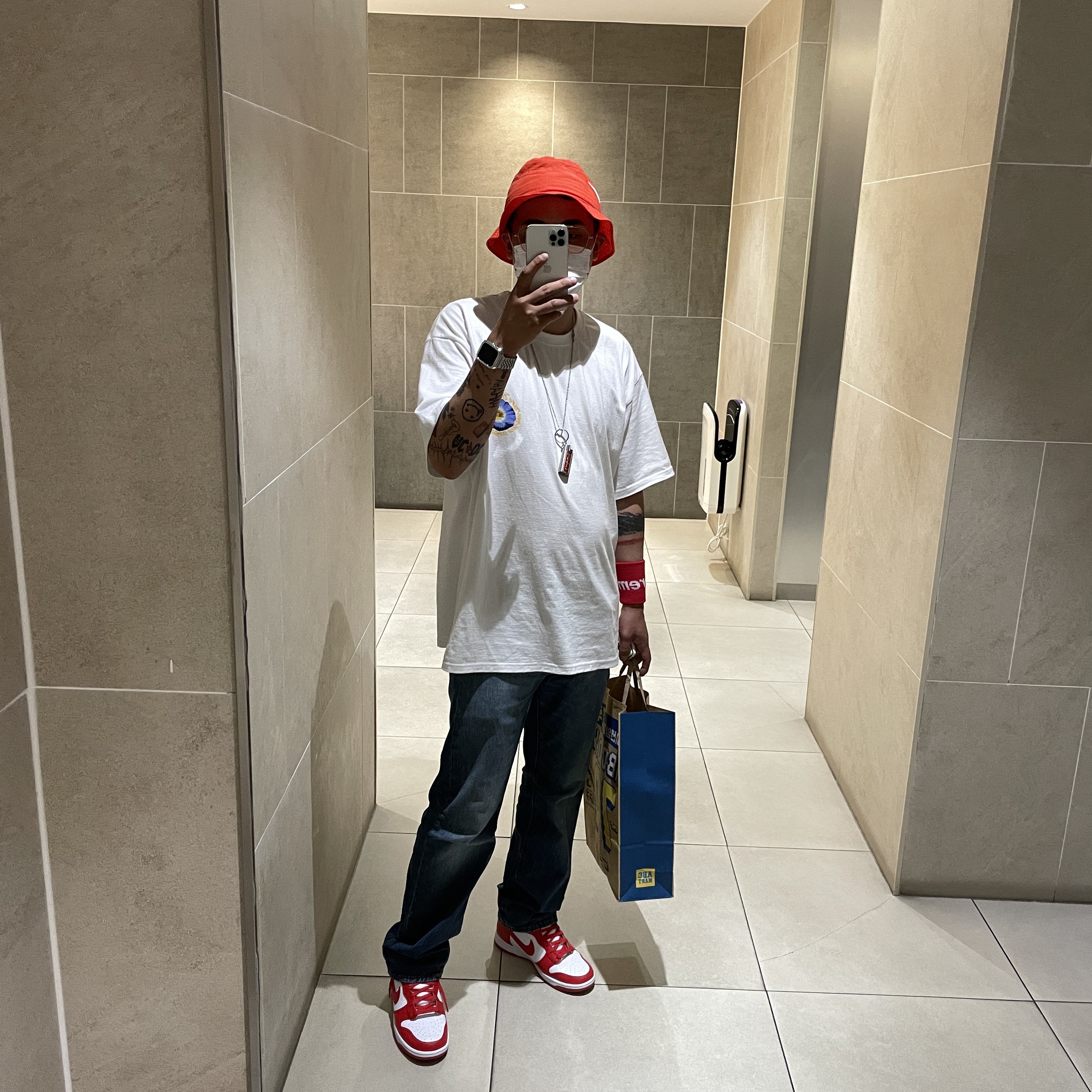 Stussy Cosmos T-Shirt White, Nike x Stussy Bucket Hat Habanero Red 착용 스타일