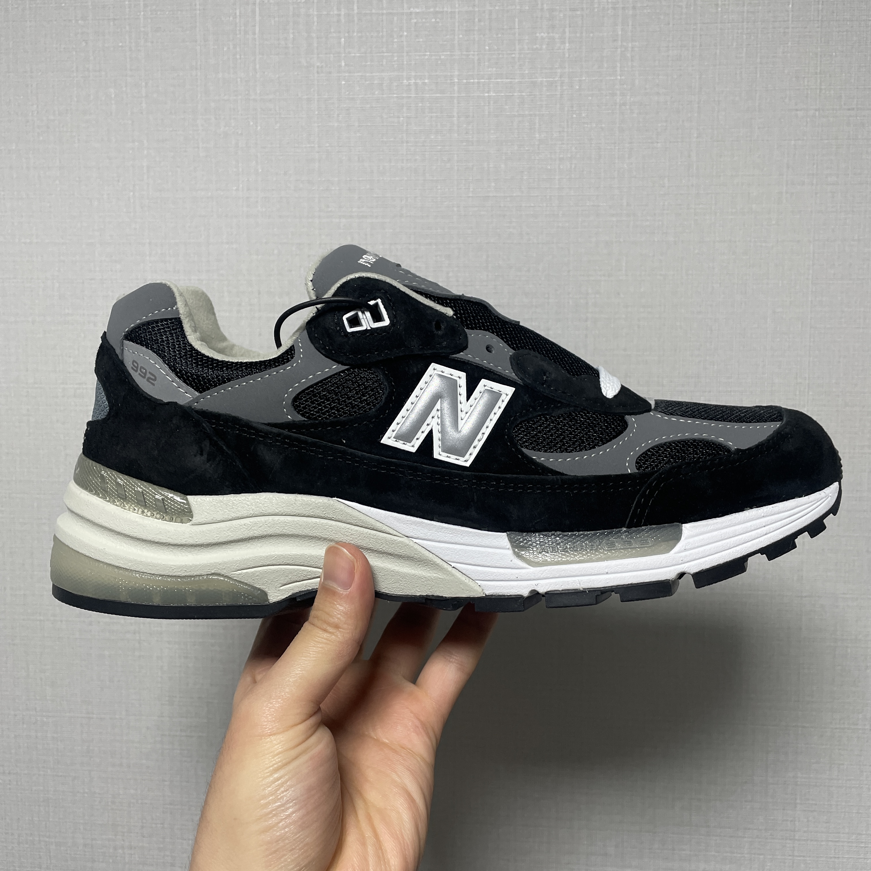 New Balance 992 Made in USA Black Grey 착용 스타일 - 2