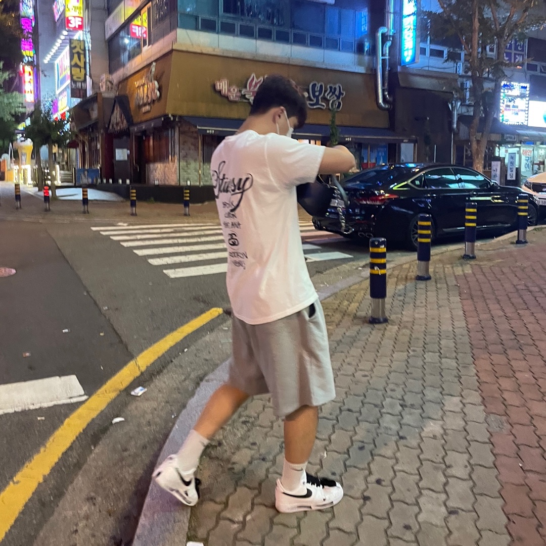 Stussy World Tour T-Shirt White, Nike x Peaceminusone Air Force 1 Low Para-Noise 2.0 착용 스타일