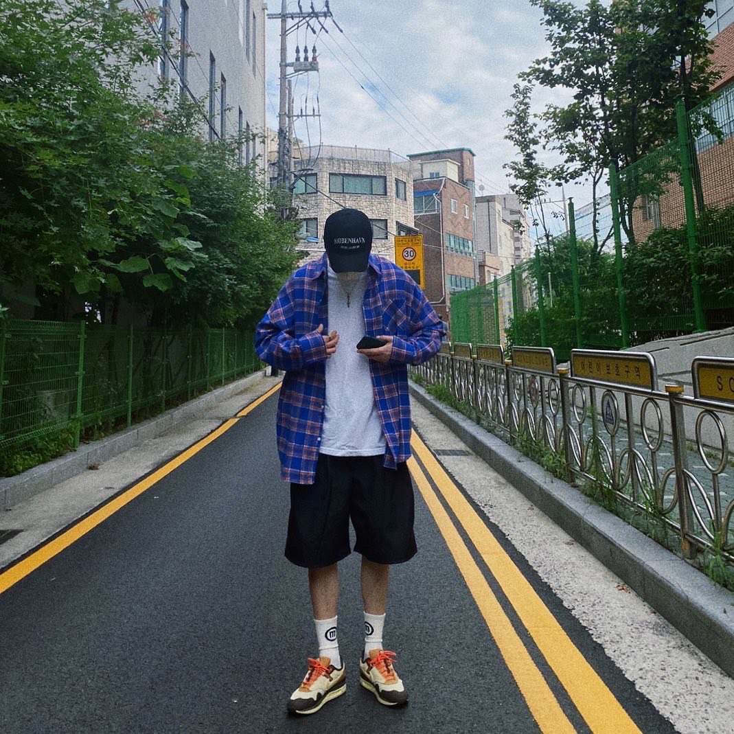 Nike x Travis Scott Air Max 1 Cact.us Brown 착용 스타일 - 1