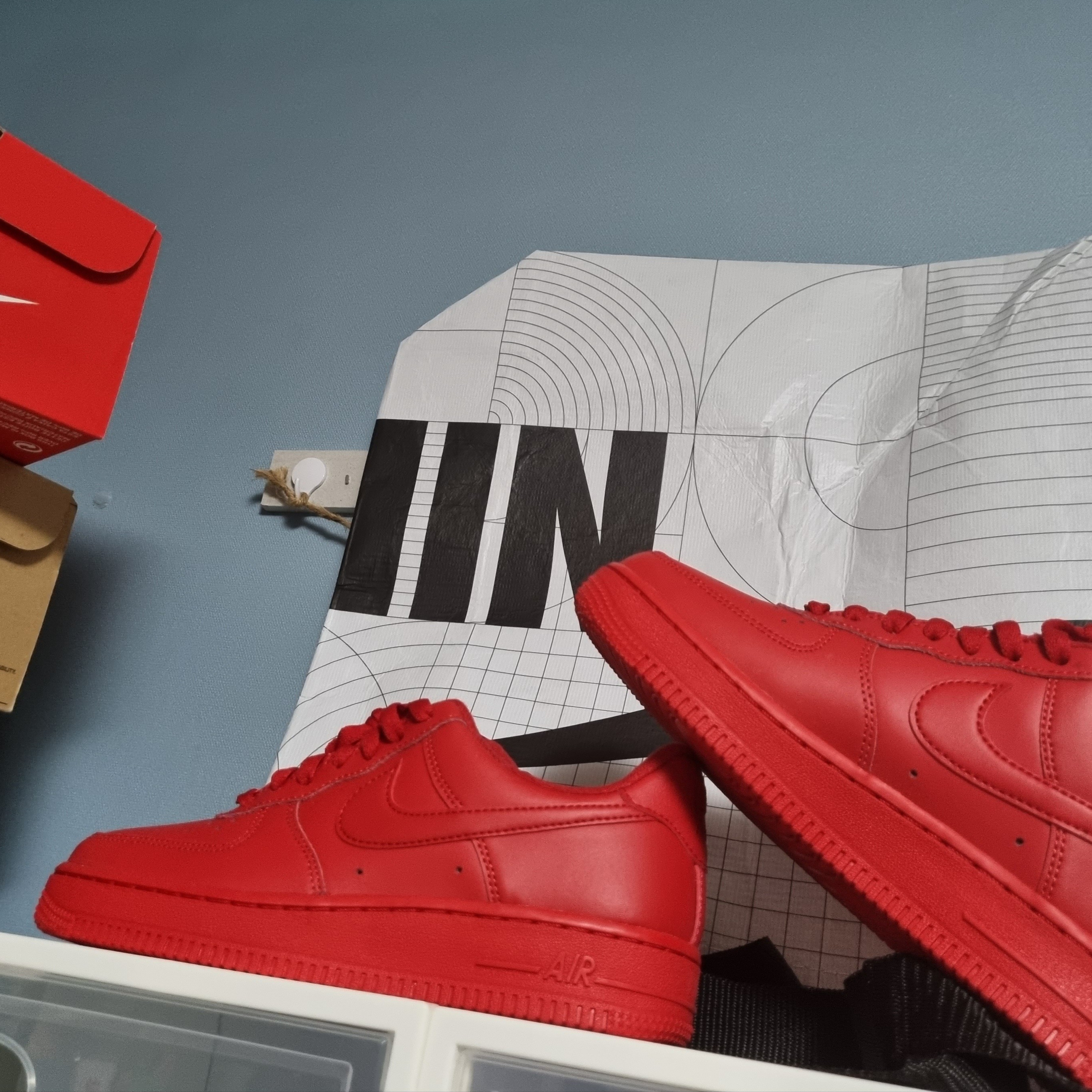 Nike Air Force 1 '07 LV8 Low 1 Triple Red 착용 스타일 - 2