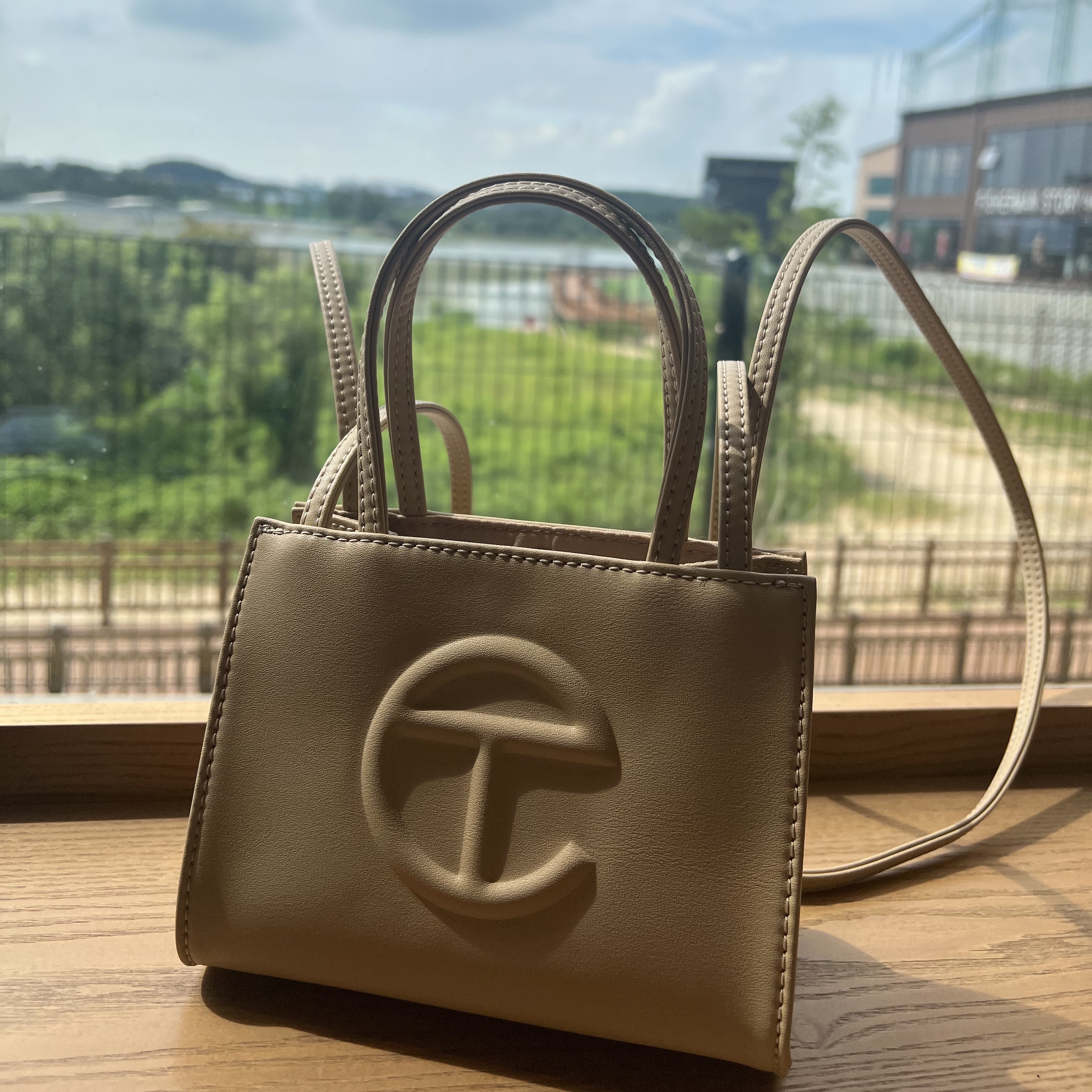 Telfar Small Shopping Bag Cream 착용 스타일 - 1