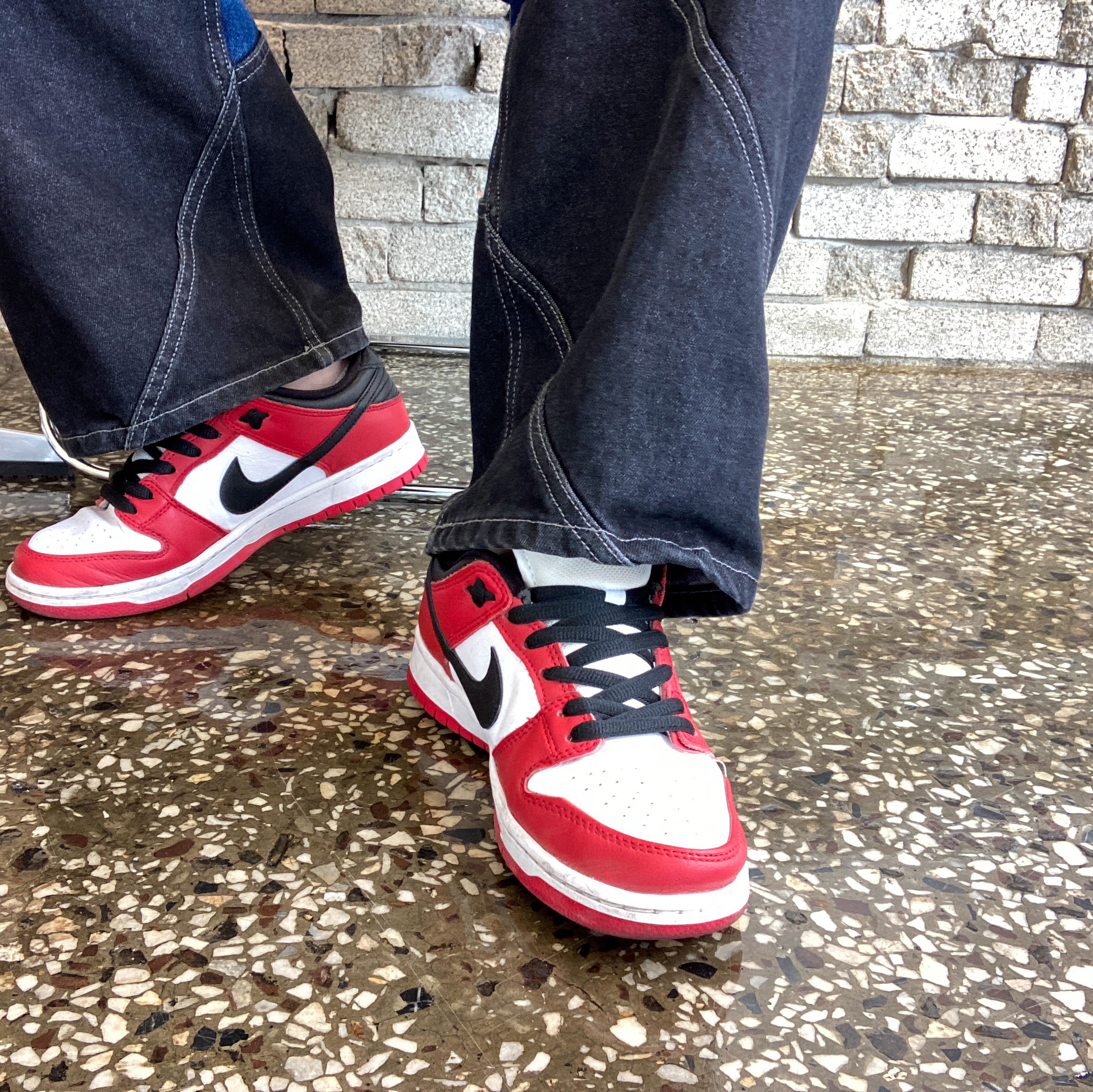 Nike SB Dunk Low Pro Chicago, Stussy House Of Cards T-Shirt Black 착용 스타일 - 1