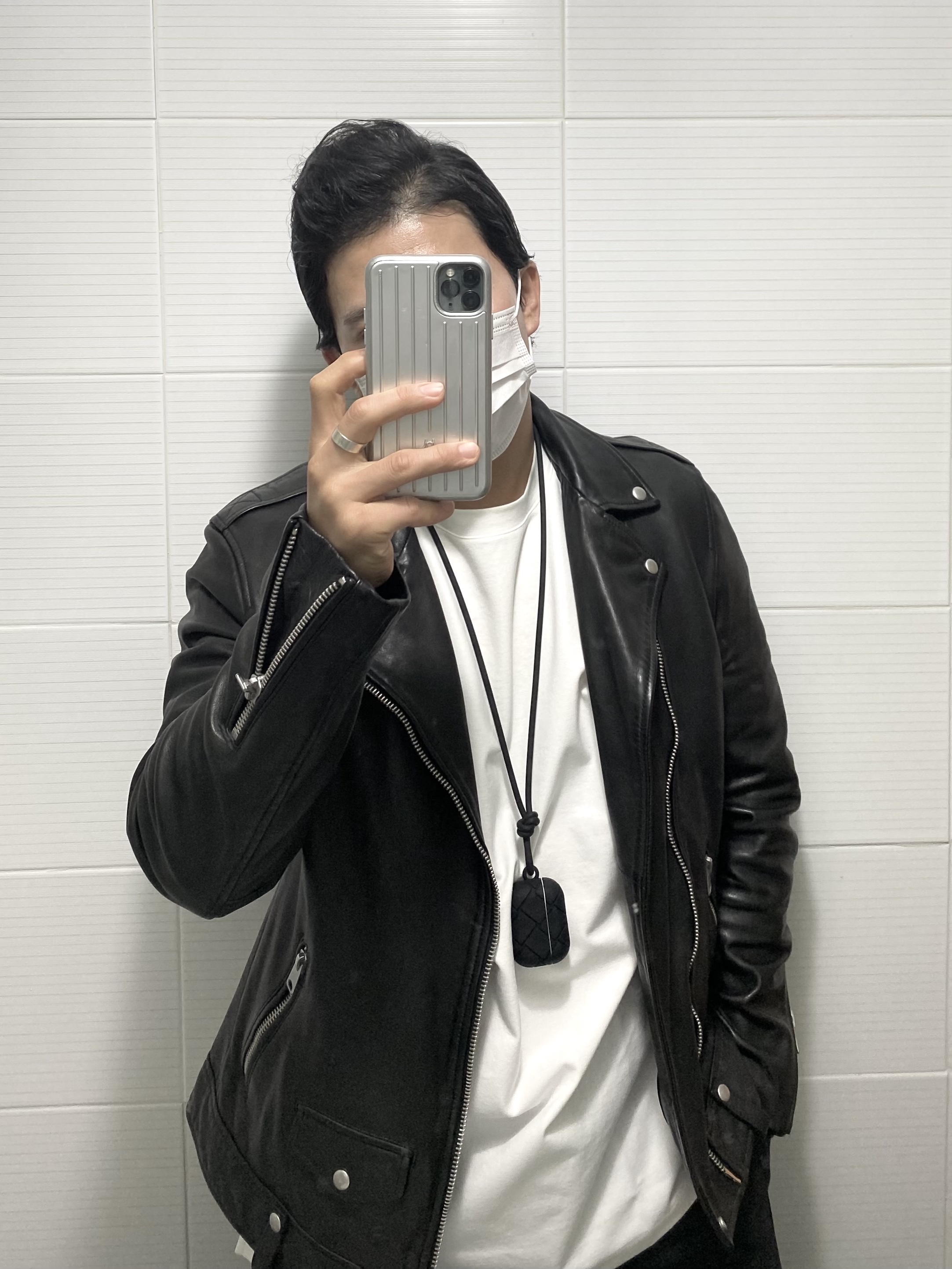 Bottega Veneta AirPods Pro Case Black 착용 스타일