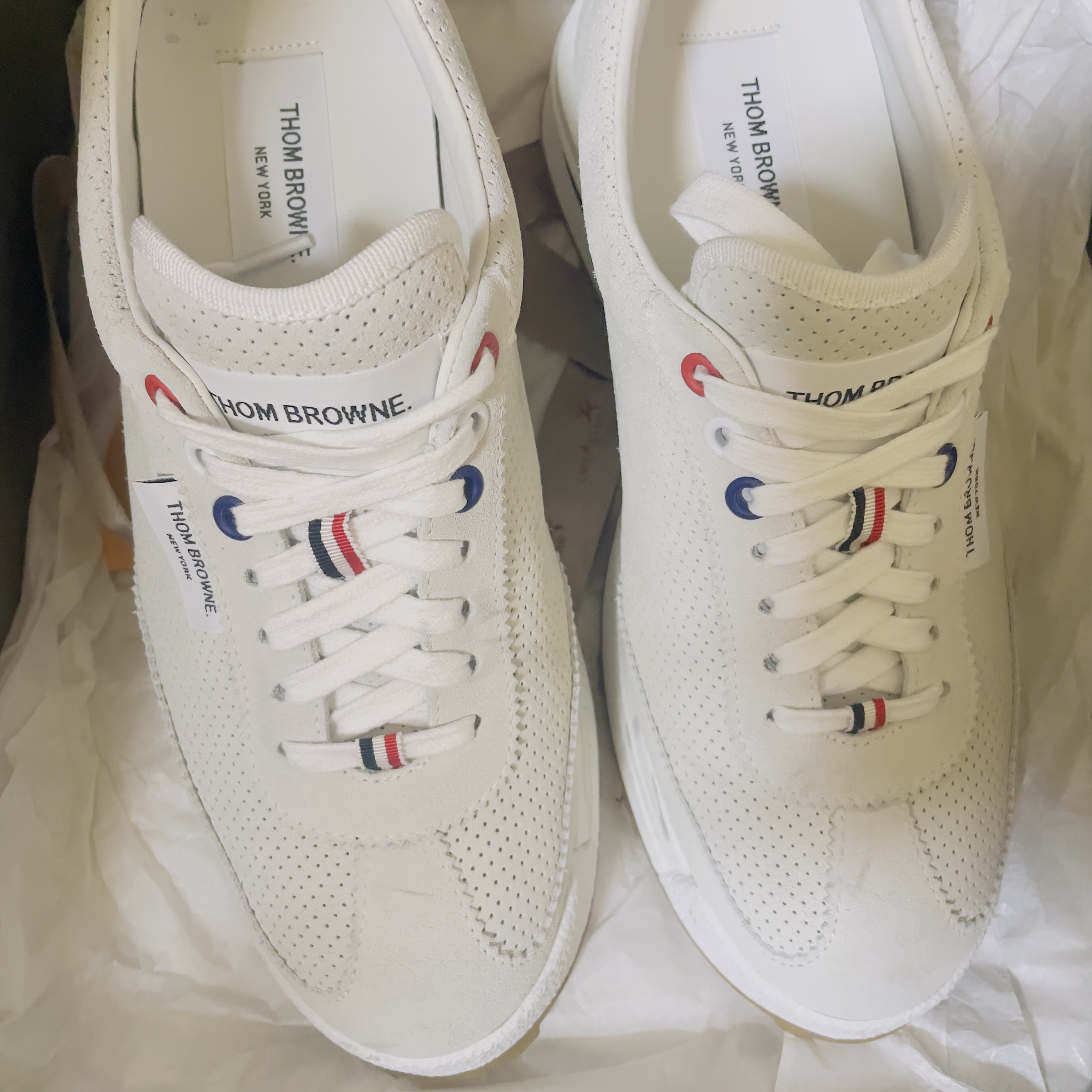 Thom Browne Suede Tech Runner White 착용 스타일 - 1