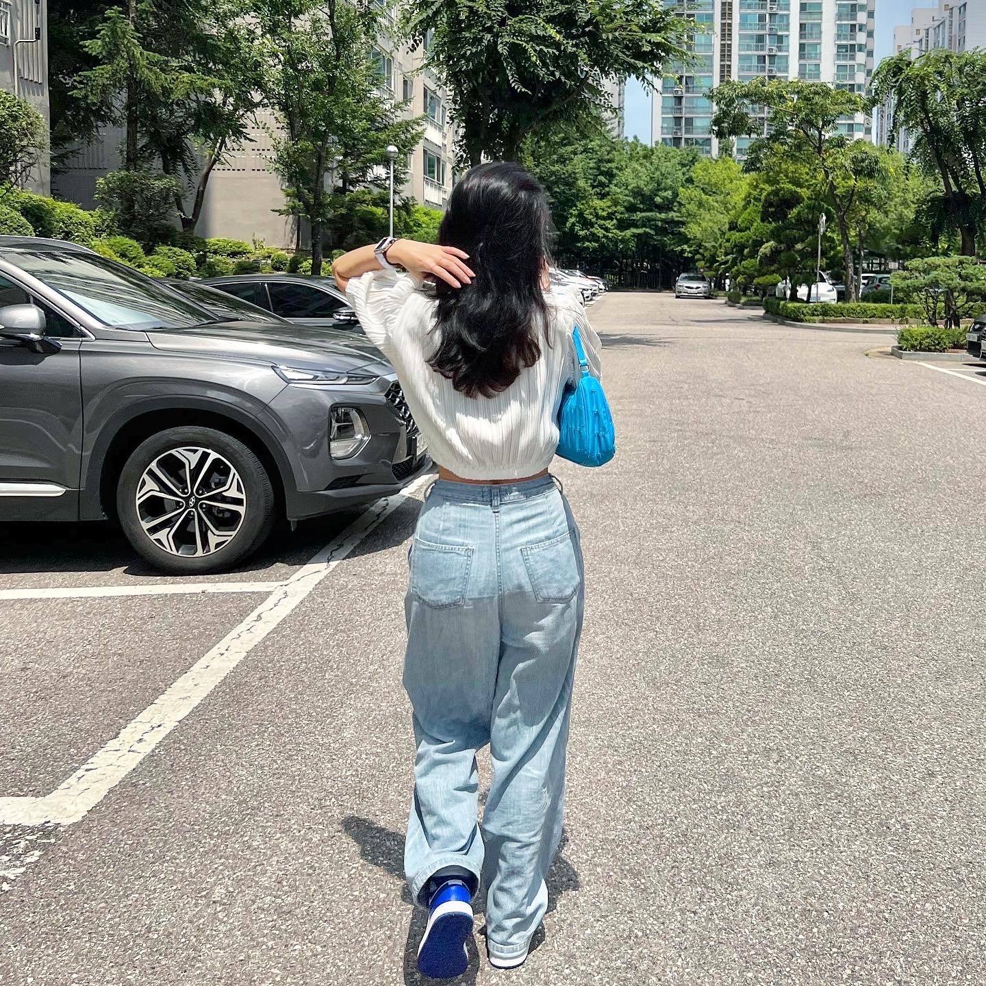 (W) Jordan 1 Mid White Hyper Royal 착용 스타일 - 2