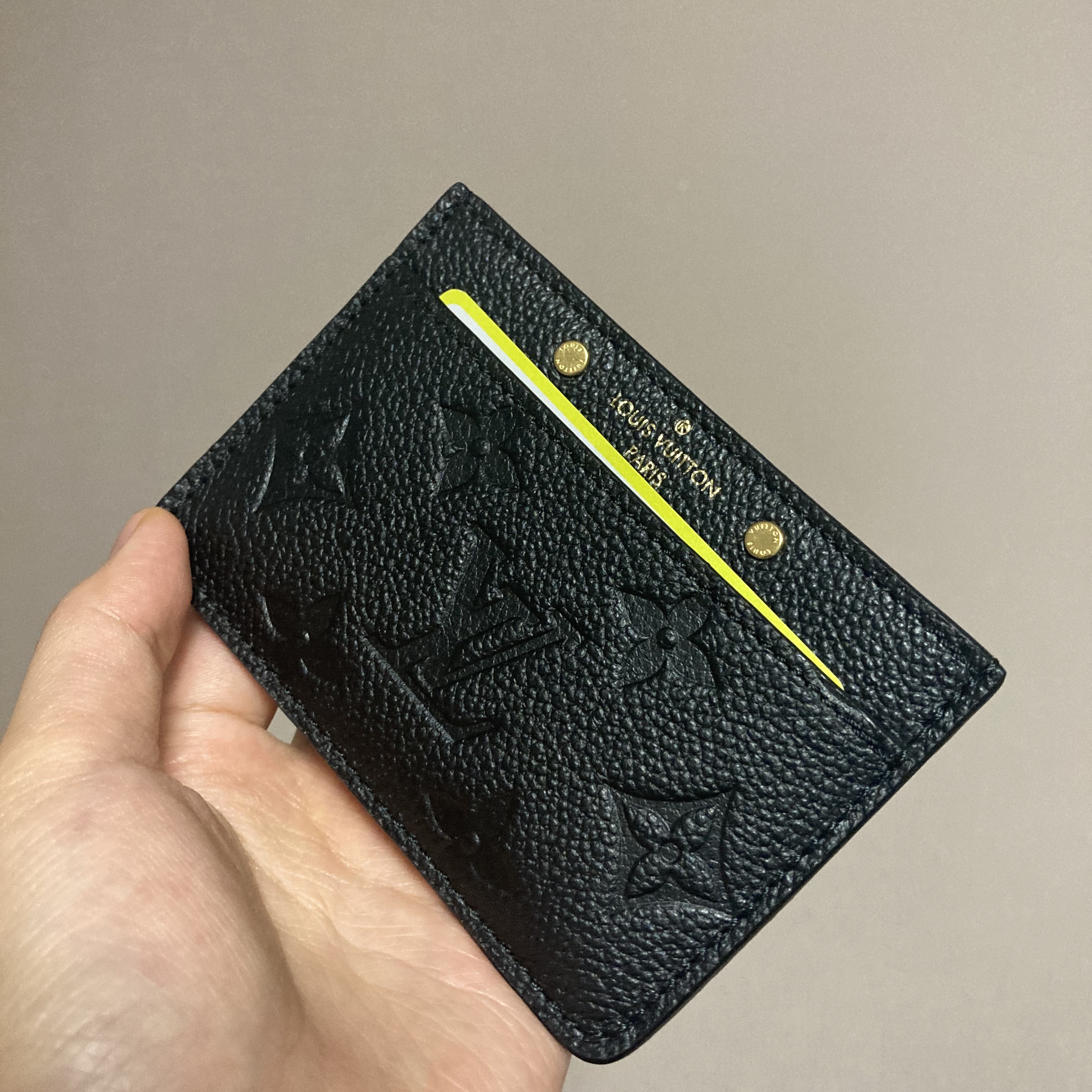 Louis Vuitton Card Holder Monogram Empreinte Black 착용 스타일