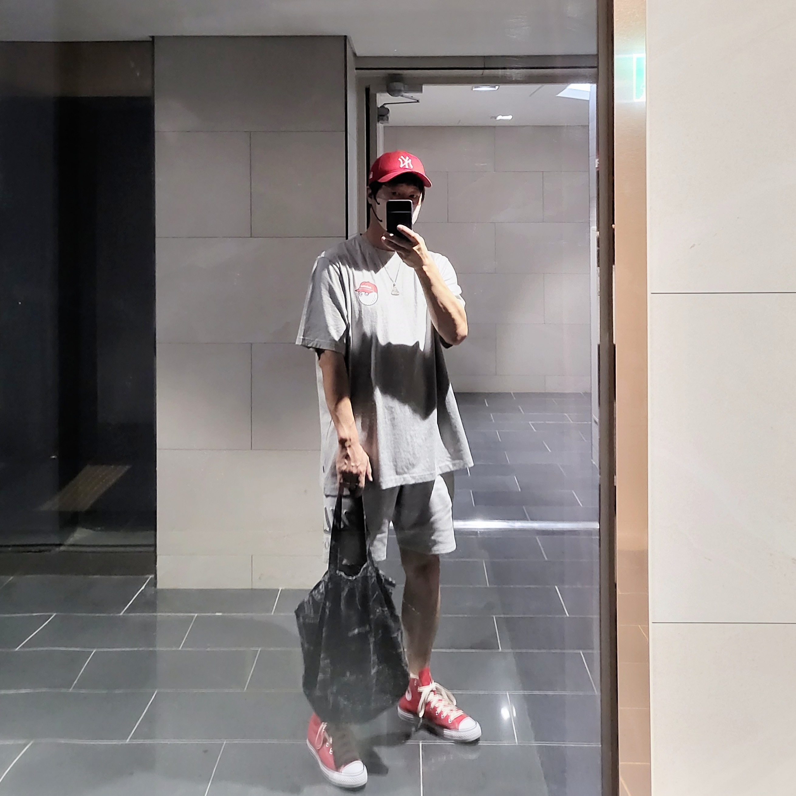 Malbon Golf x Budweiser Buckets T-Shirt Heather Grey 착용 스타일