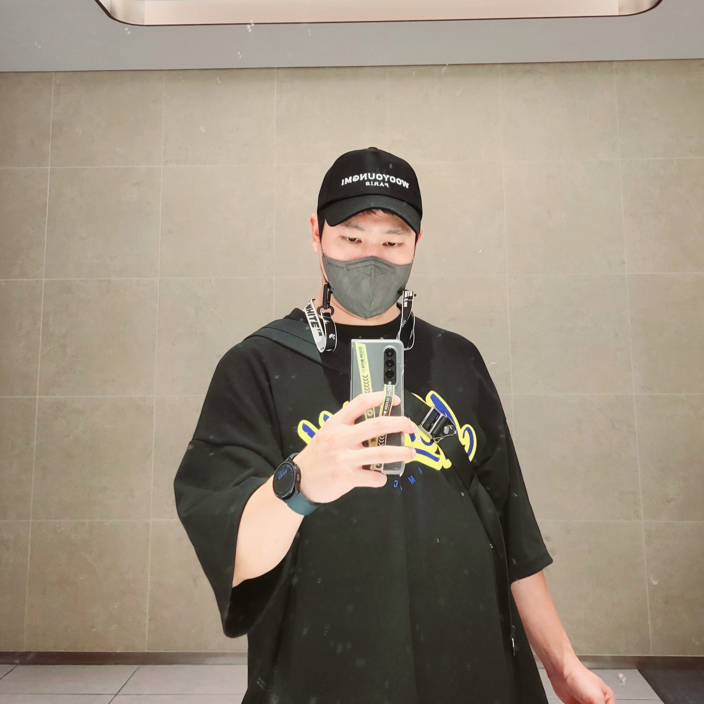 Wooyoungmi White Embroidered Logo Ball Cap Black 착용 스타일