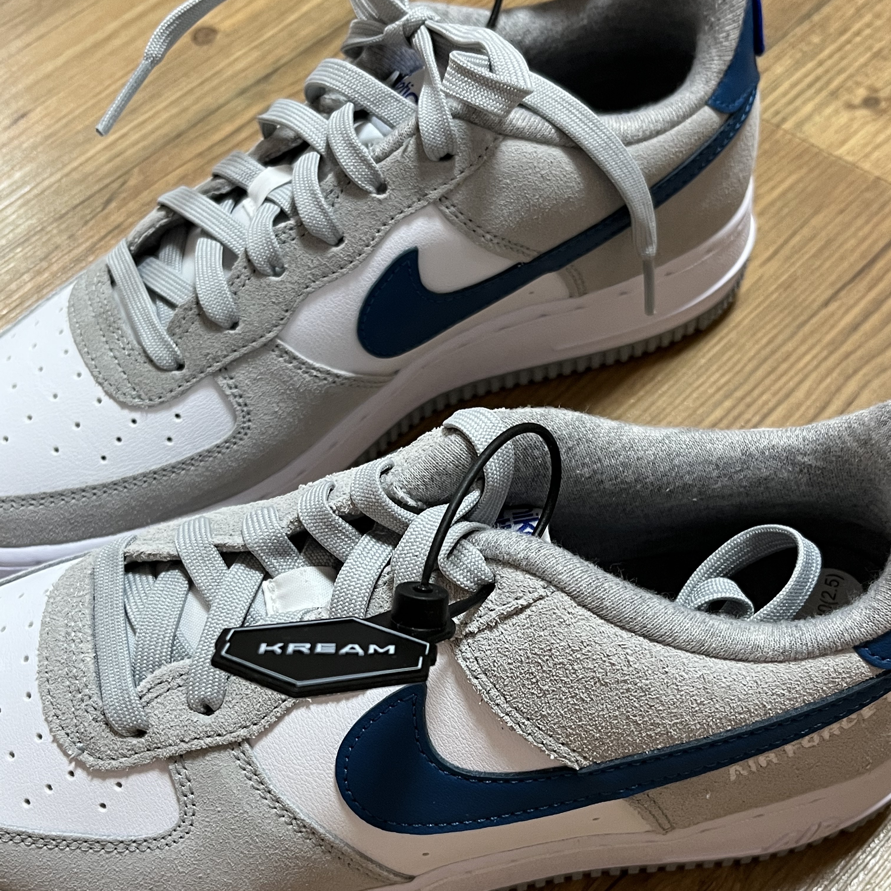(GS) Nike Air Force 1 LV8 Athletic Club Light Smoke Grey Marina 착용 스타일