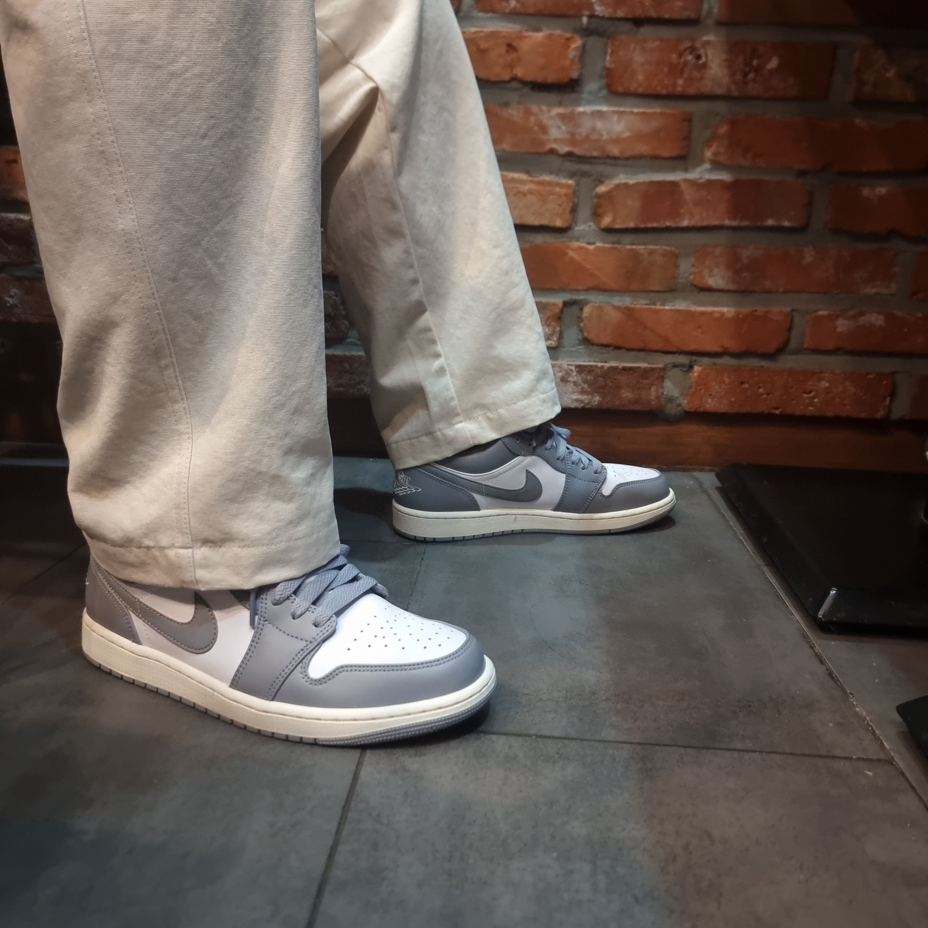 Jordan 1 Low Stealth and White 착용 스타일