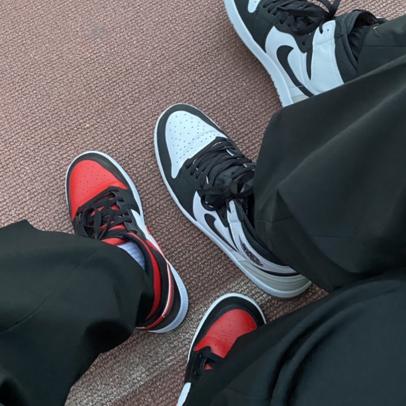 (GS) Jordan 1 Mid Black Fire Red, Jordan 1 Retro High OG Bleached Coral 착용 스타일 - 1