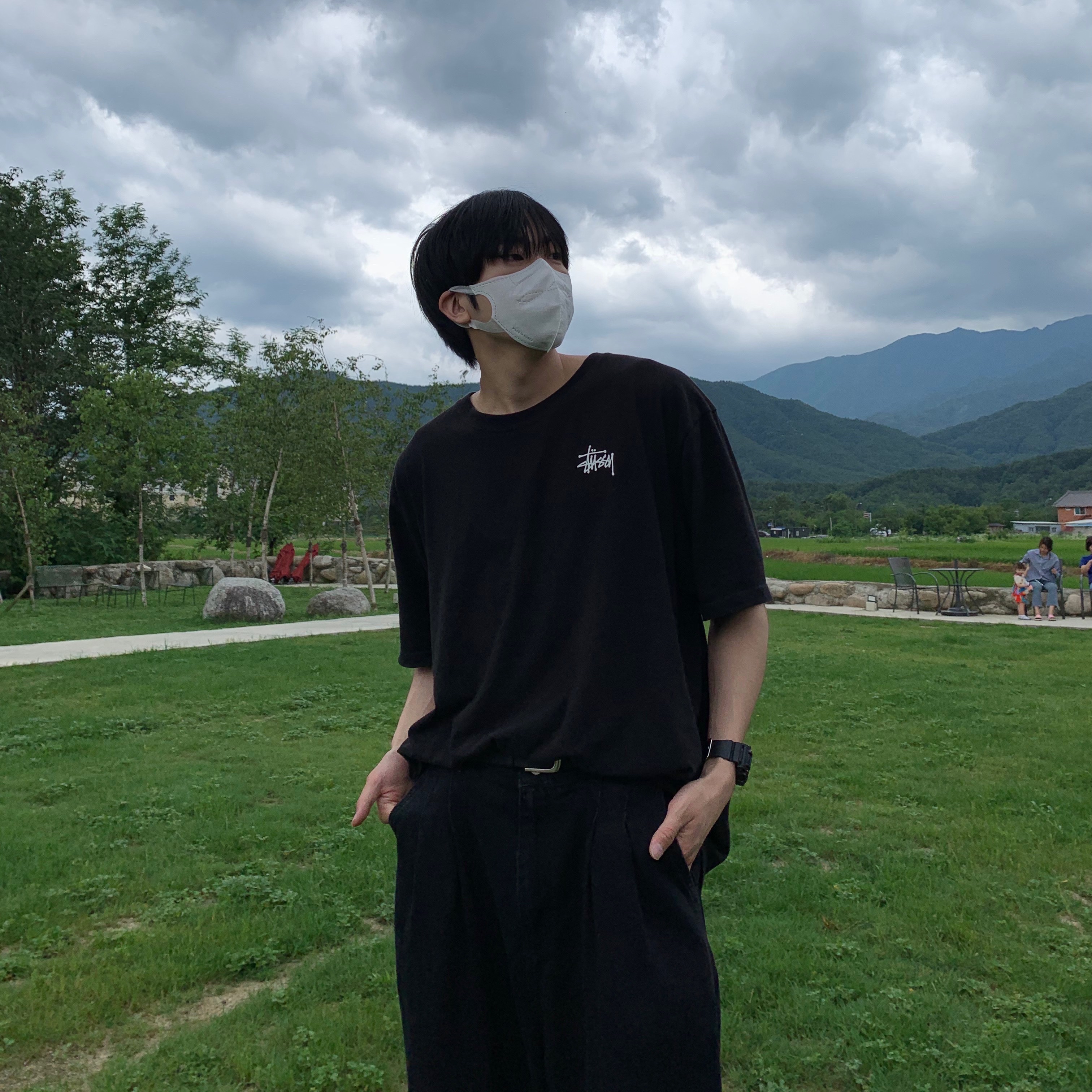 Stussy Basic Stussy T-Shirt Black 2022, Jordan 1 Mid Light Smoke Grey Anthracite 착용 스타일 - 1