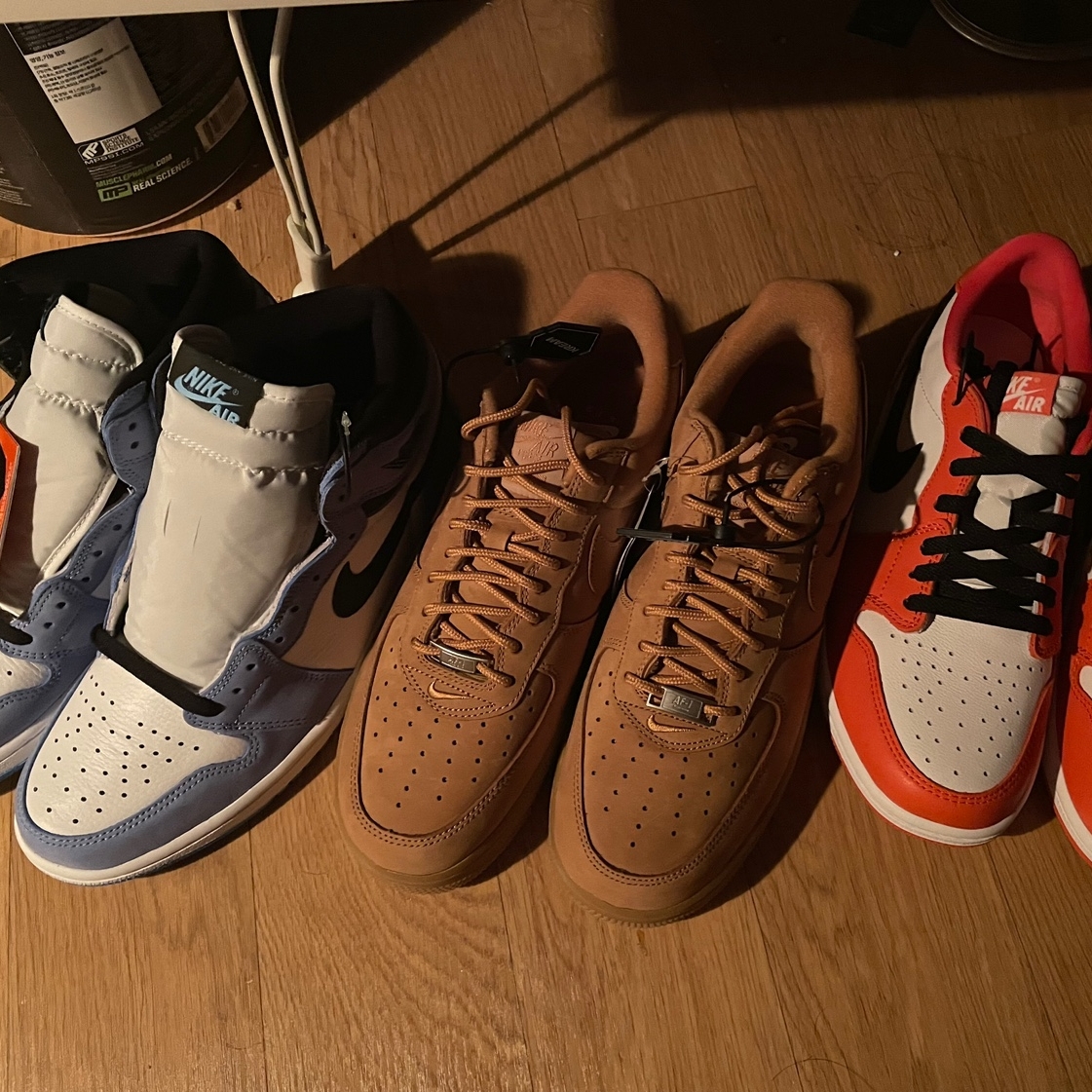 Nike x Supreme Air Force 1 Low Flax, Jordan 1 Retro High OG University Blue 착용 스타일