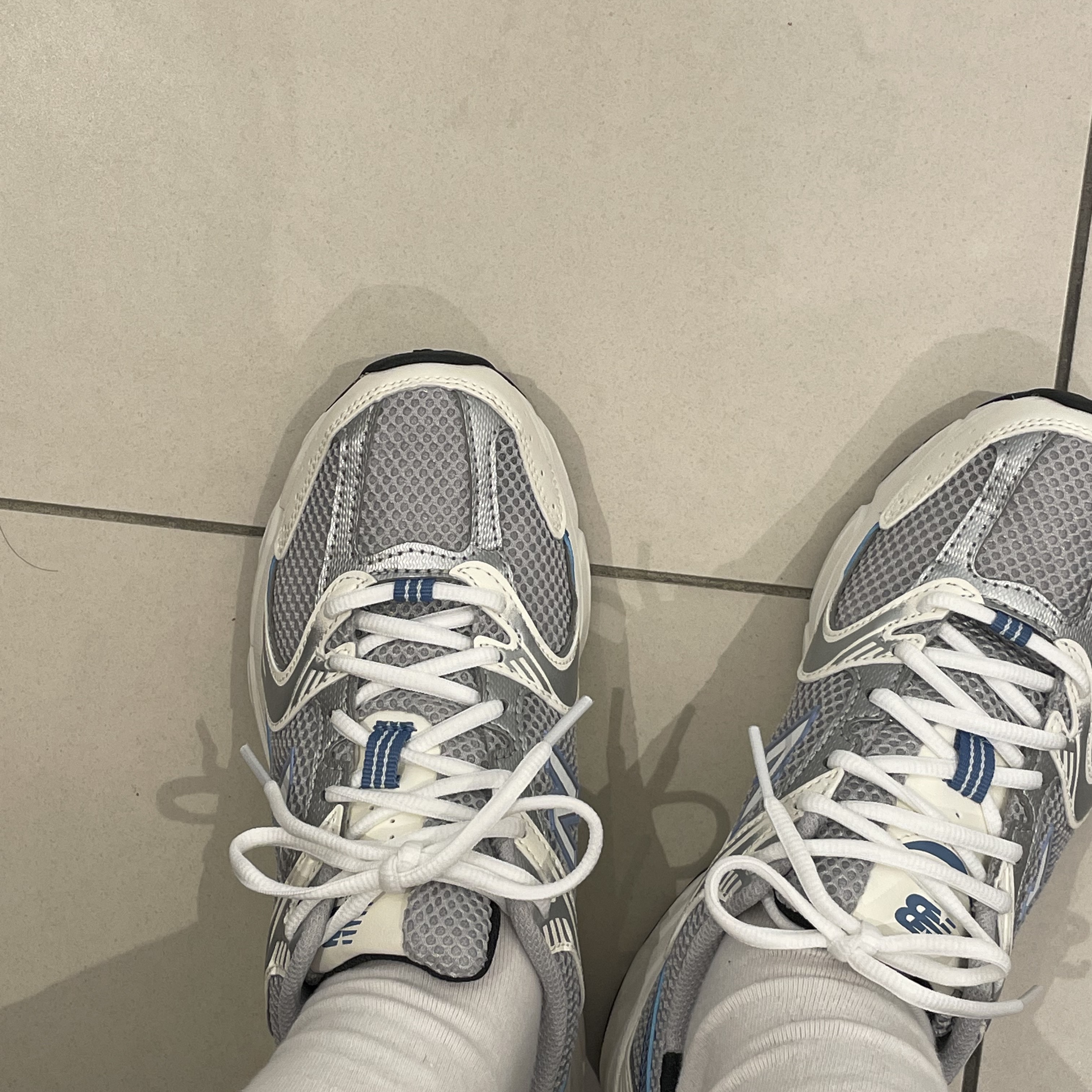 New Balance 530 Steel Blue 착용 스타일 - 1
