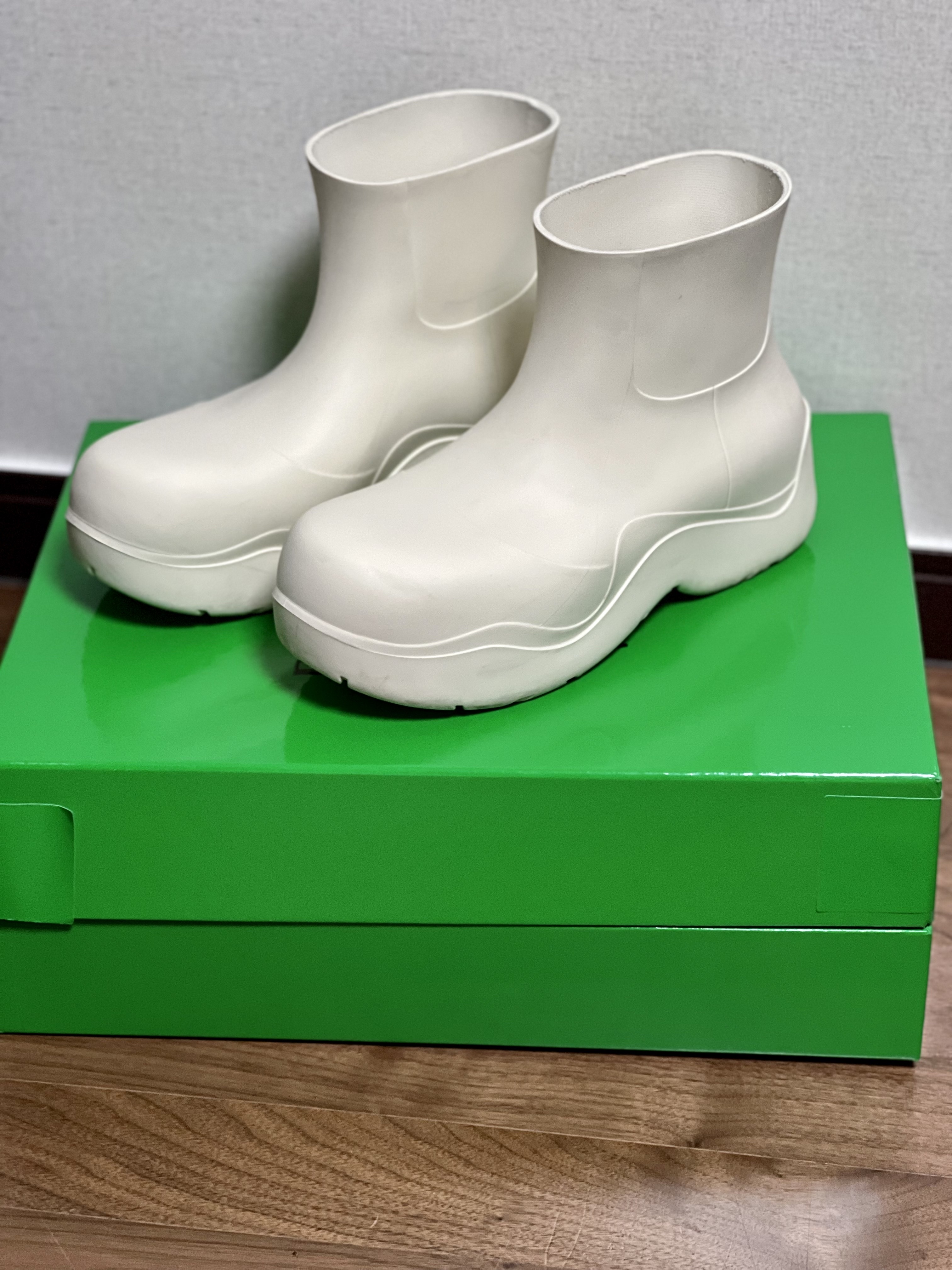 Bottega Veneta Puddle Ankle Boots Sea Salt 착용 스타일 - 2