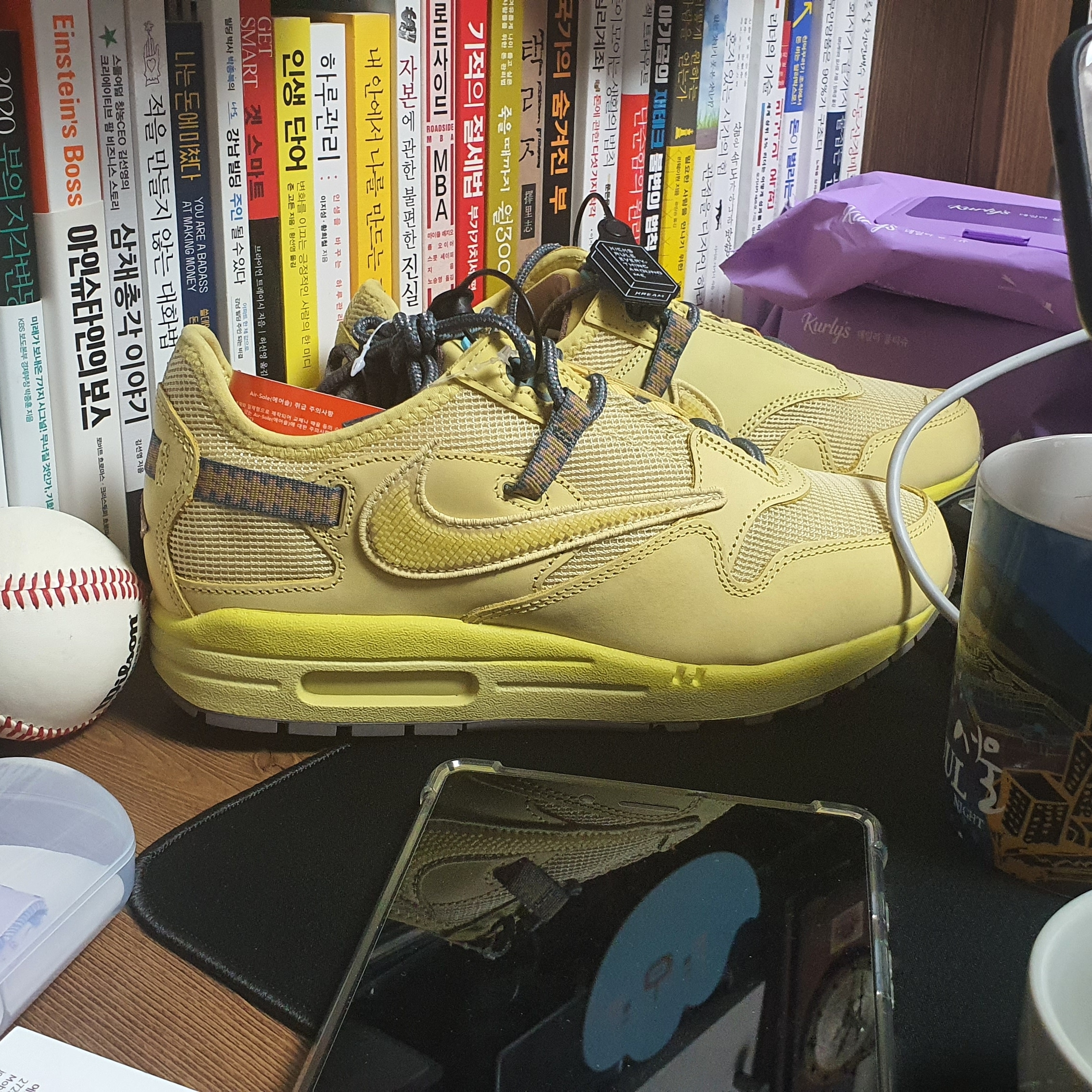 Nike x Travis Scott Air Max 1 Cact.us Gold 착용 스타일