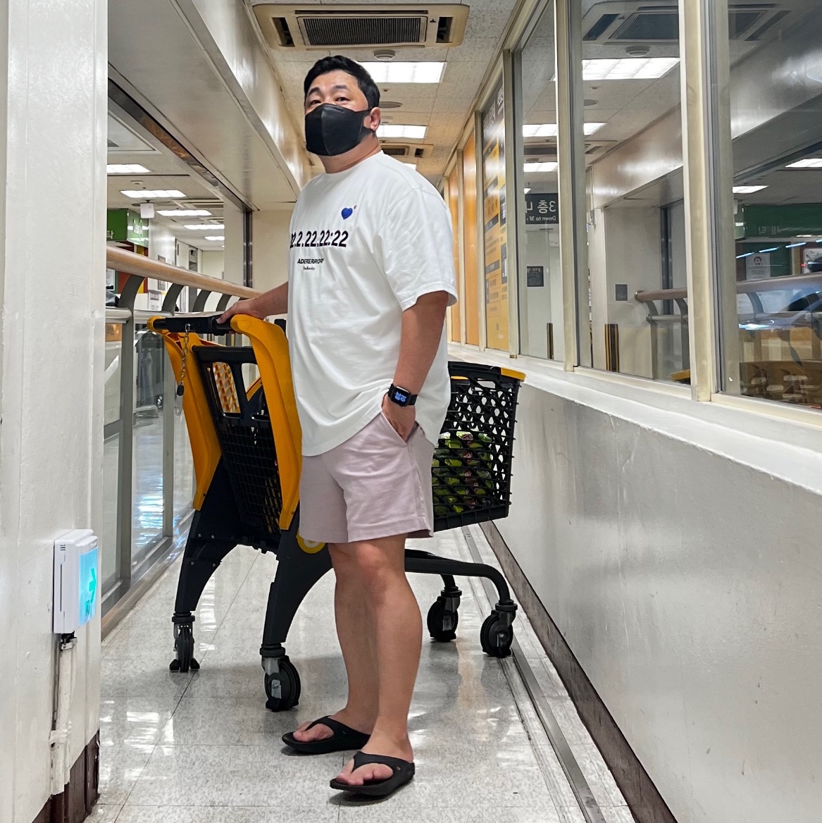 Oofos OOriginal Black, Ader Error Two's Day T-Shirt White 착용 스타일