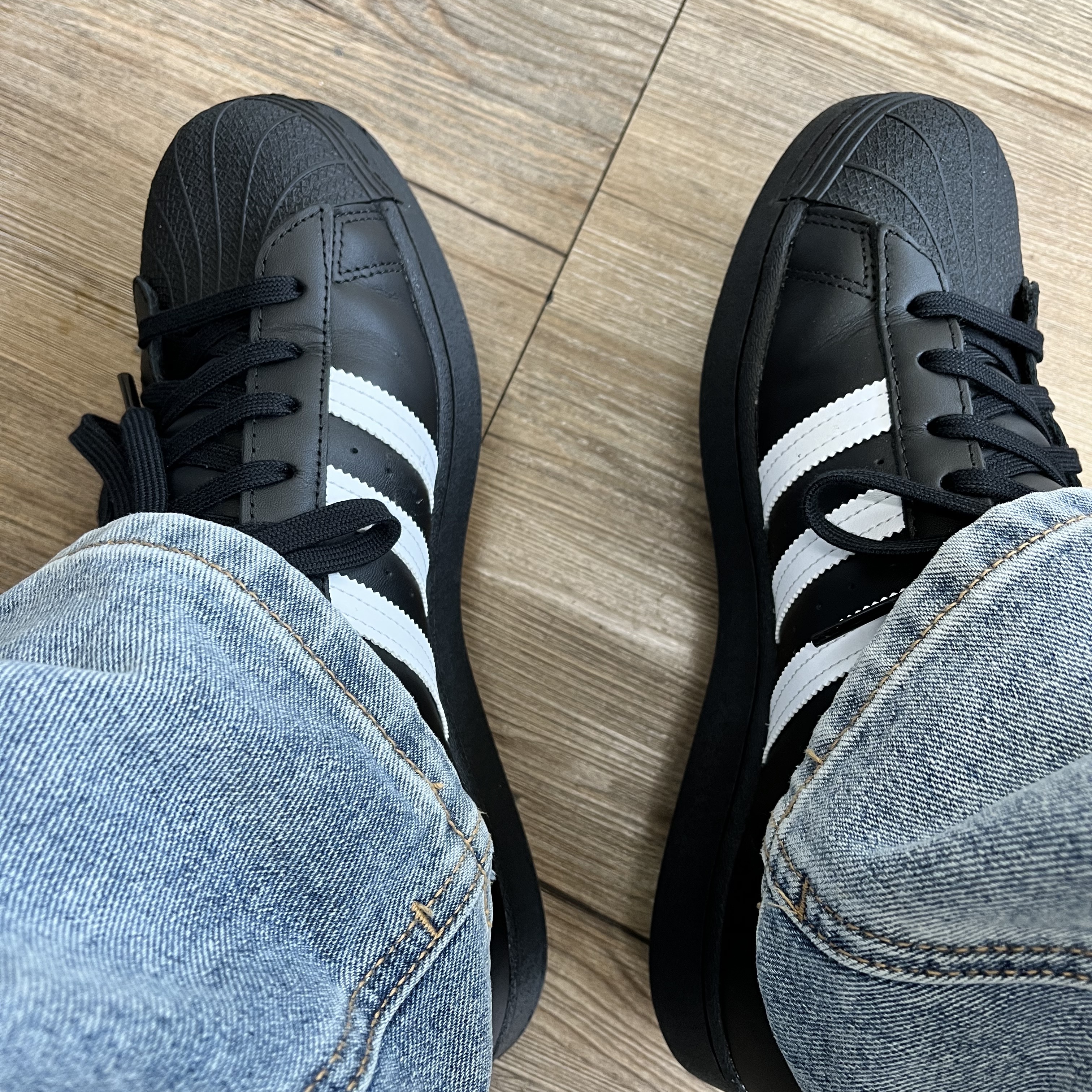 Adidas Superstar Core Black White 착용 스타일