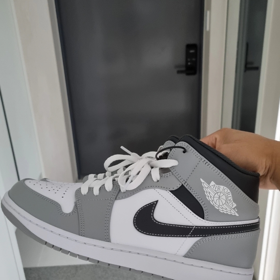 Jordan 1 Mid Light Smoke Grey Anthracite 착용 스타일