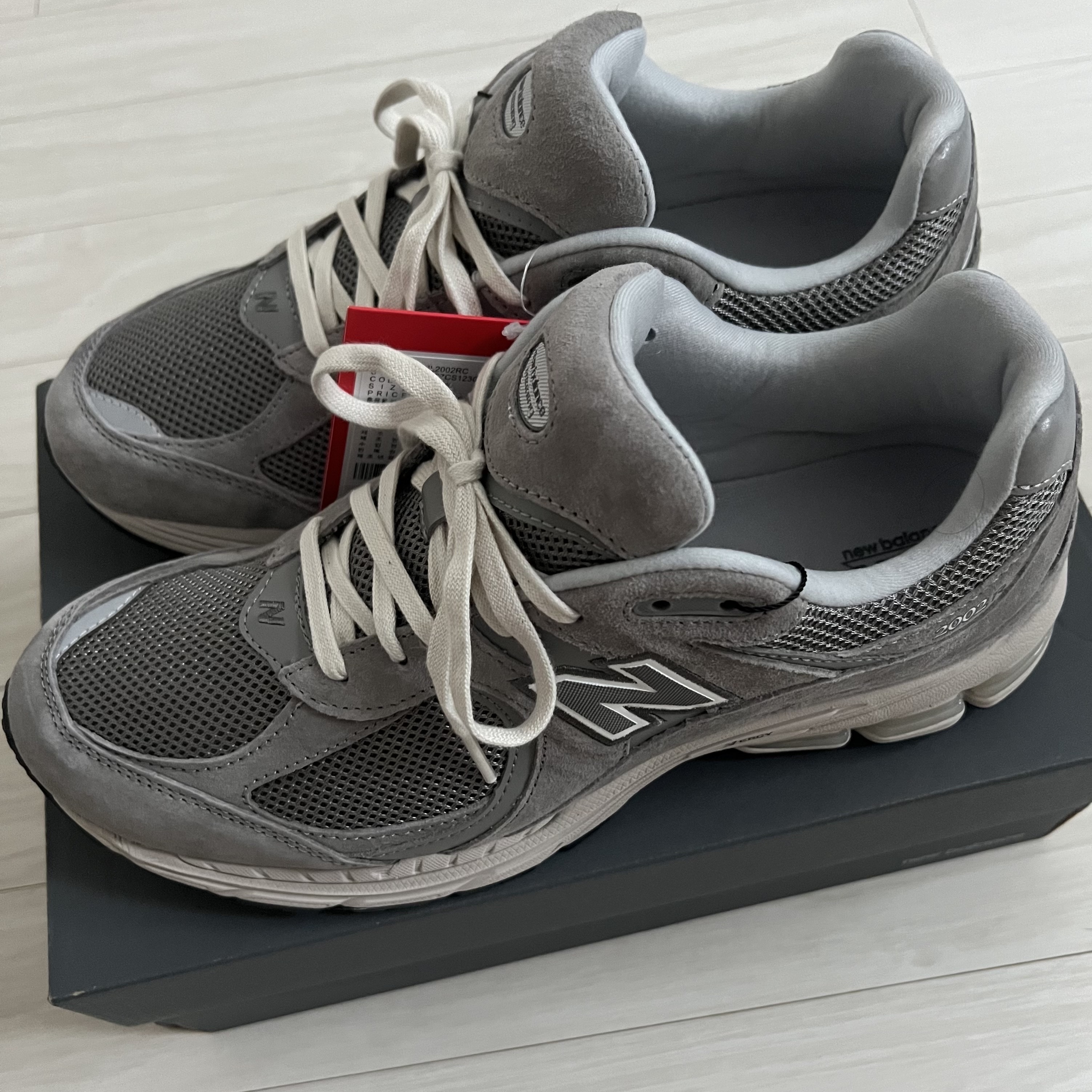 New Balance 2002R Grey 착용 스타일