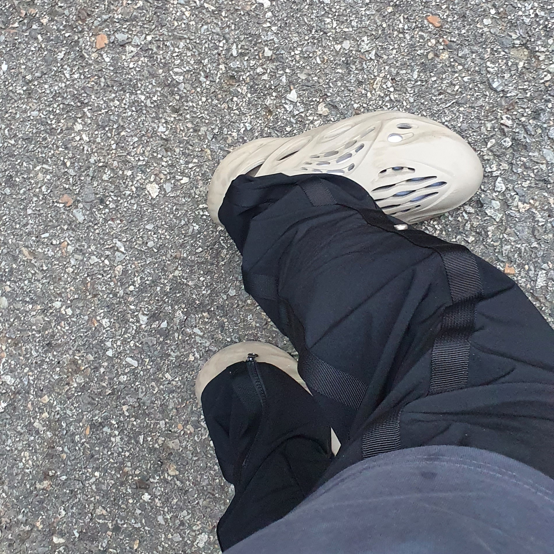 Undermycar Amsell Multi Taping Teeth Pants Raven - 22SS, Adidas Yeezy Foam RNNR Stone Sage 착용 스타일