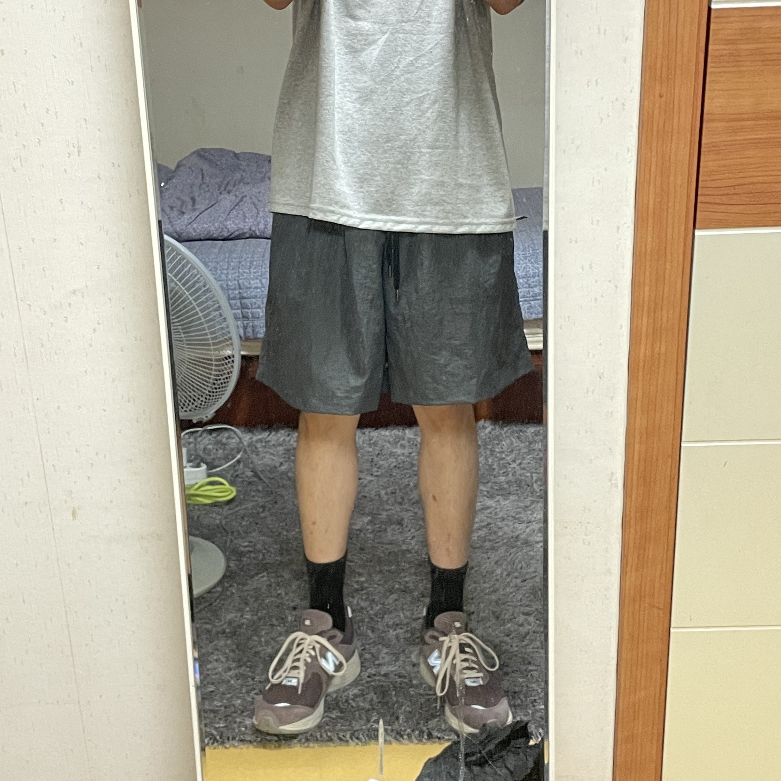 New Balance 2002R Black Fig 착용 스타일