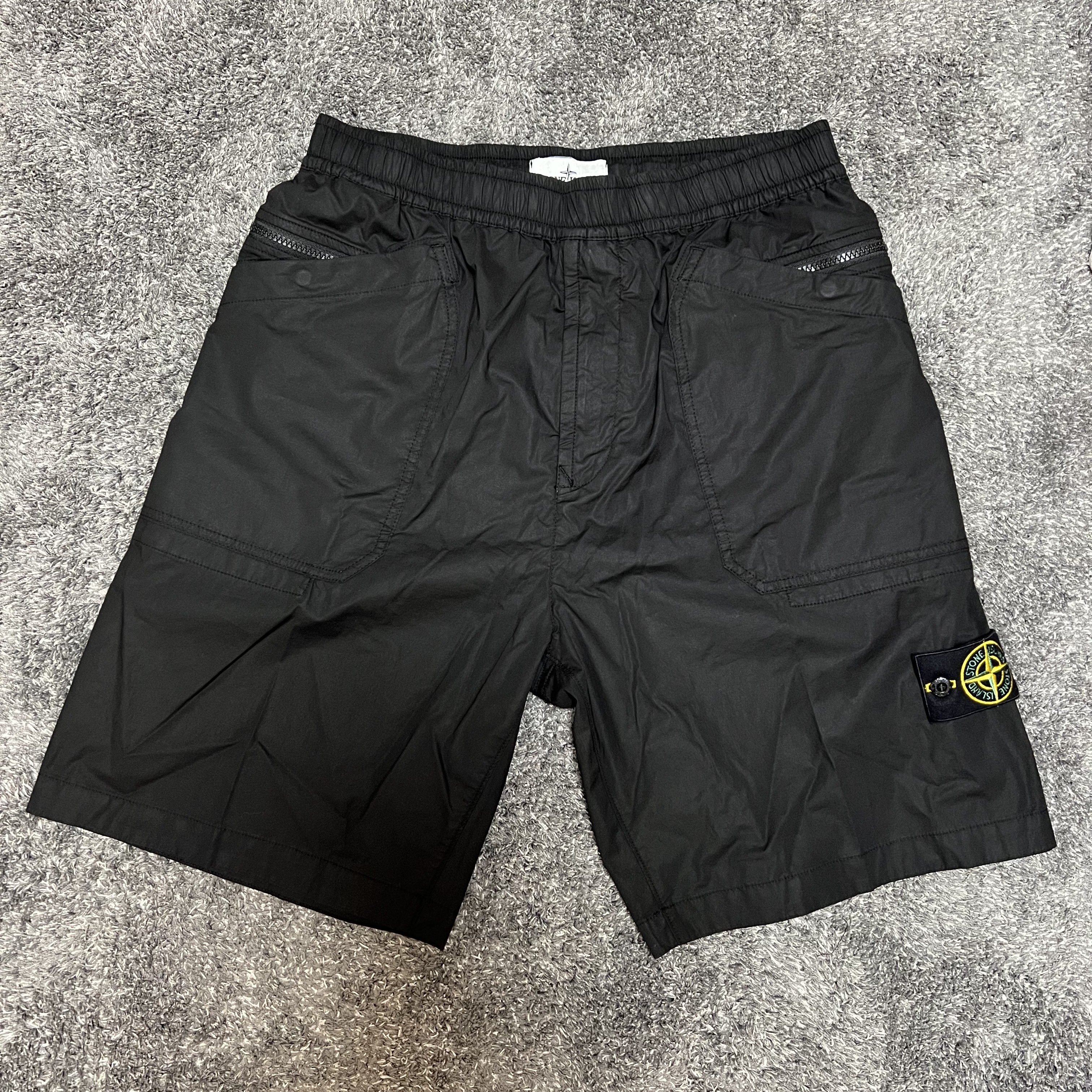 Stone Island L0403 Bermuda Shorts Black - 22SS 착용 스타일