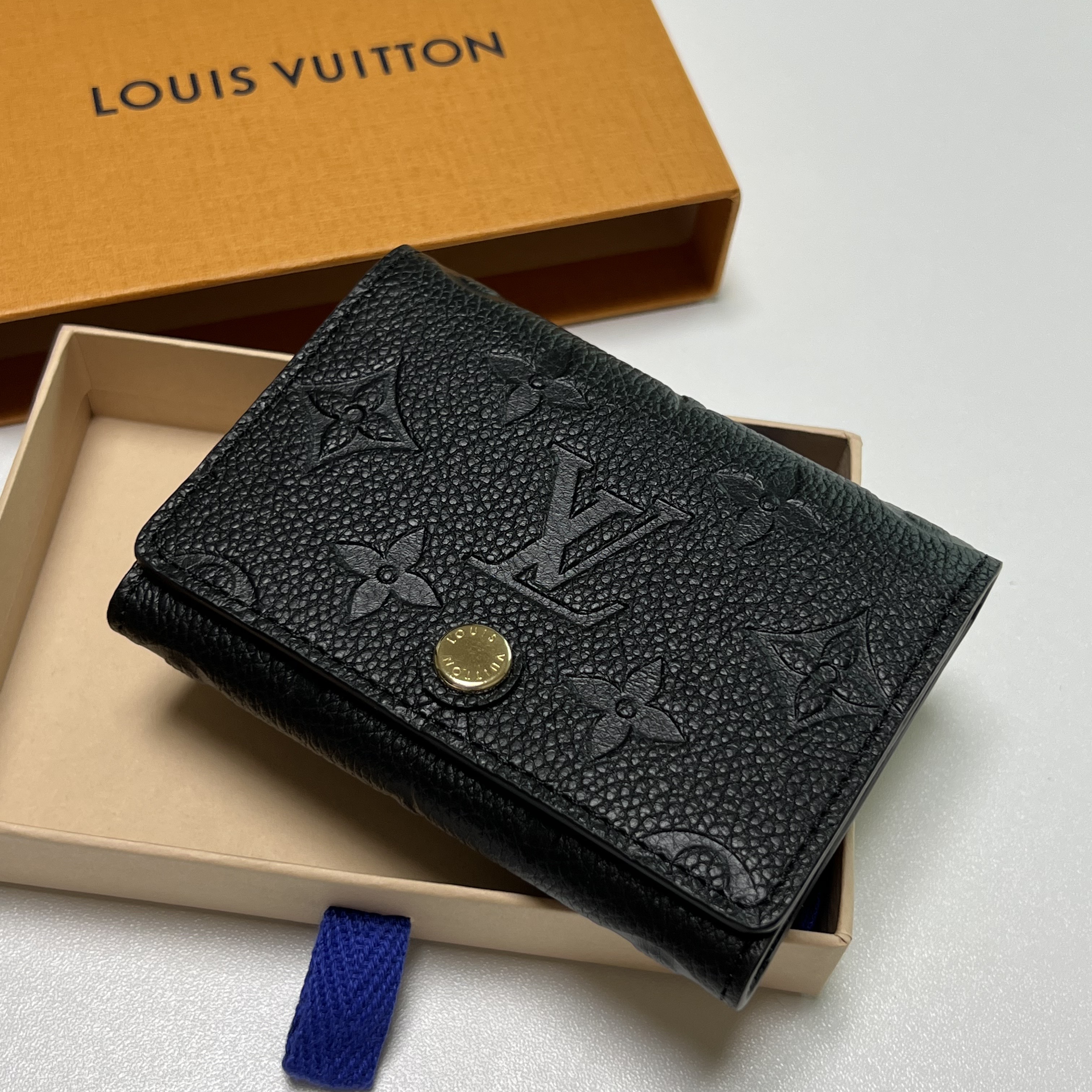 Louis Vuitton Business Card Holder Monogram Embossed Leather Black 착용 스타일 - 1