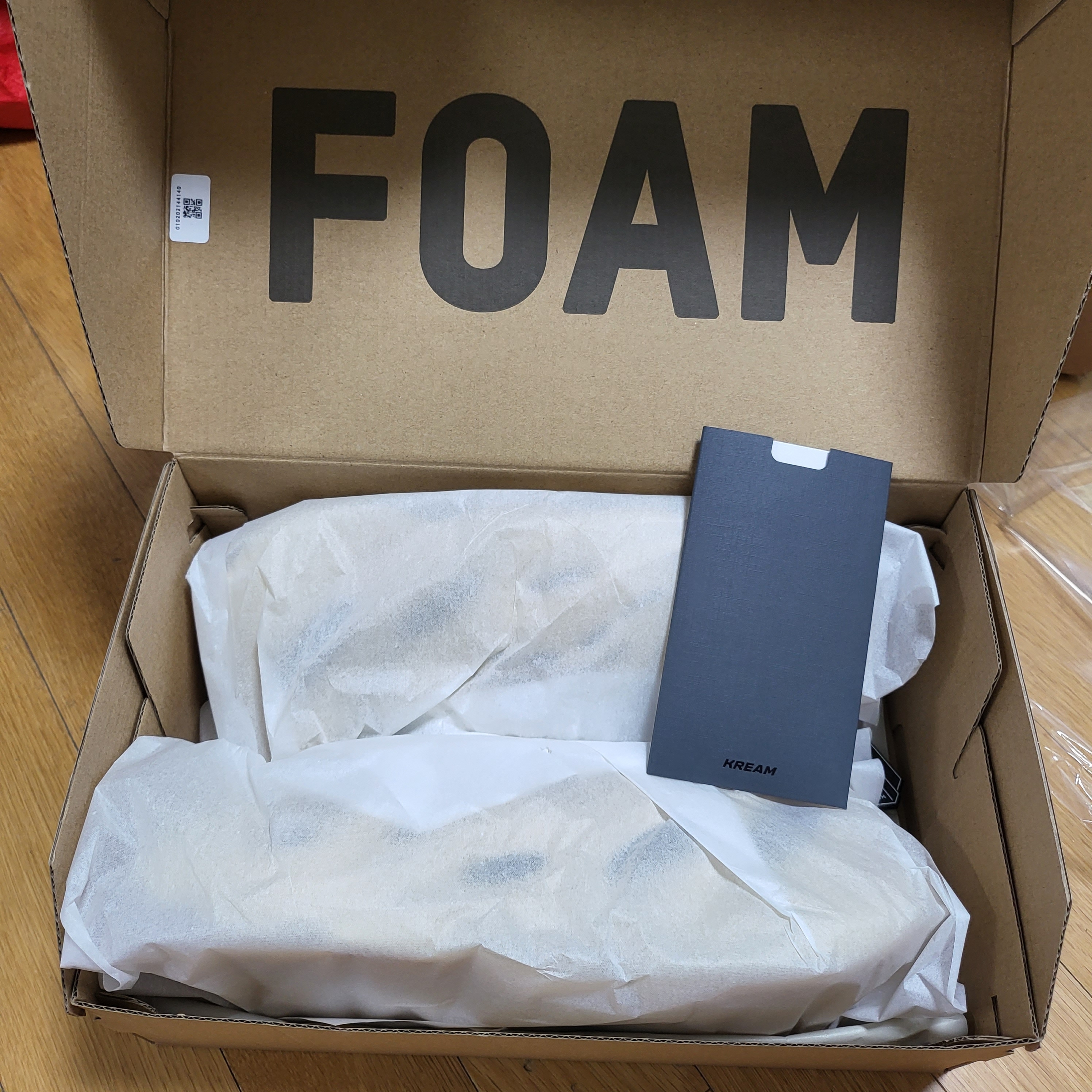 Adidas Yeezy Foam RNNR Desert Sand 착용 스타일 - 2