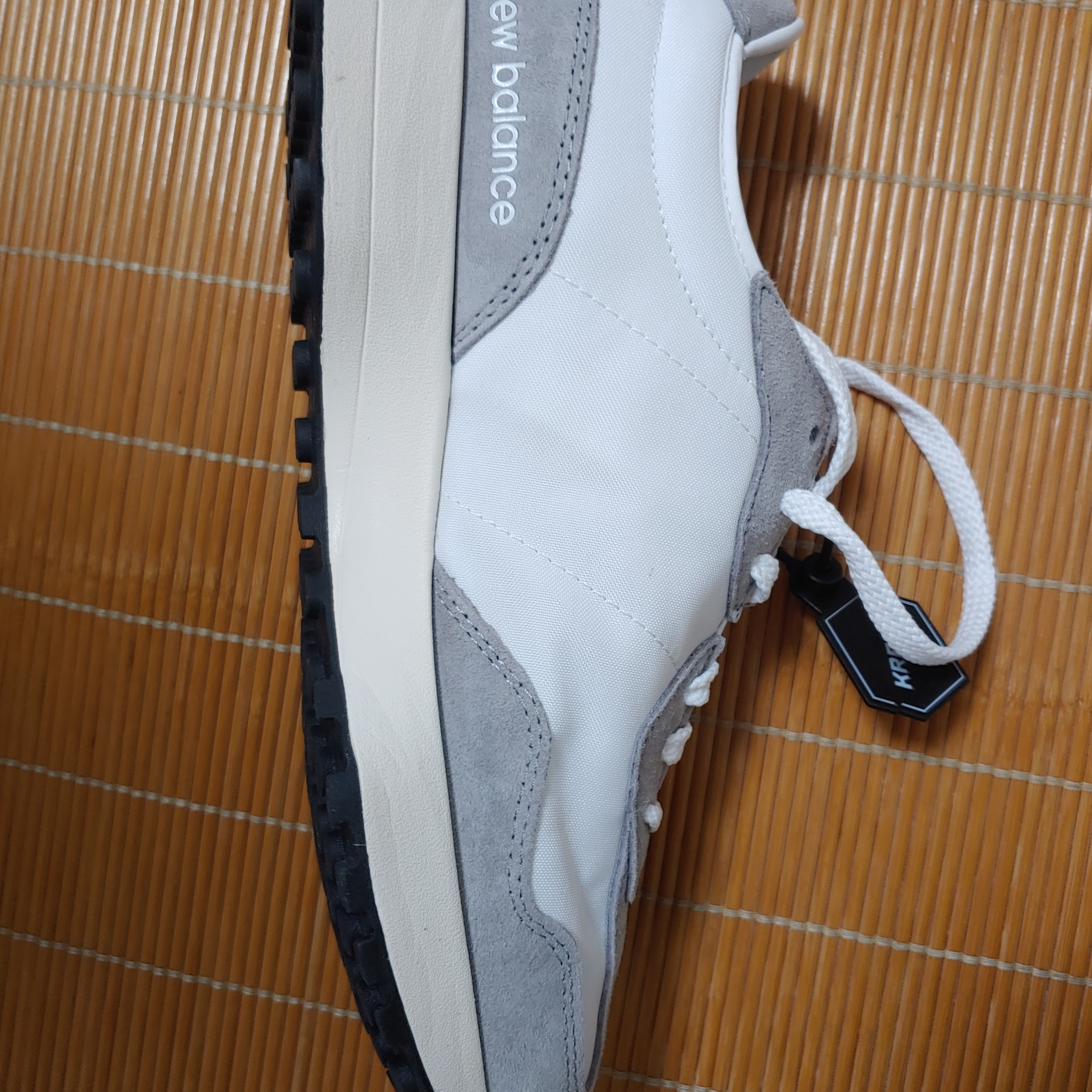 New Balance 327 Grey 착용 스타일 - 4