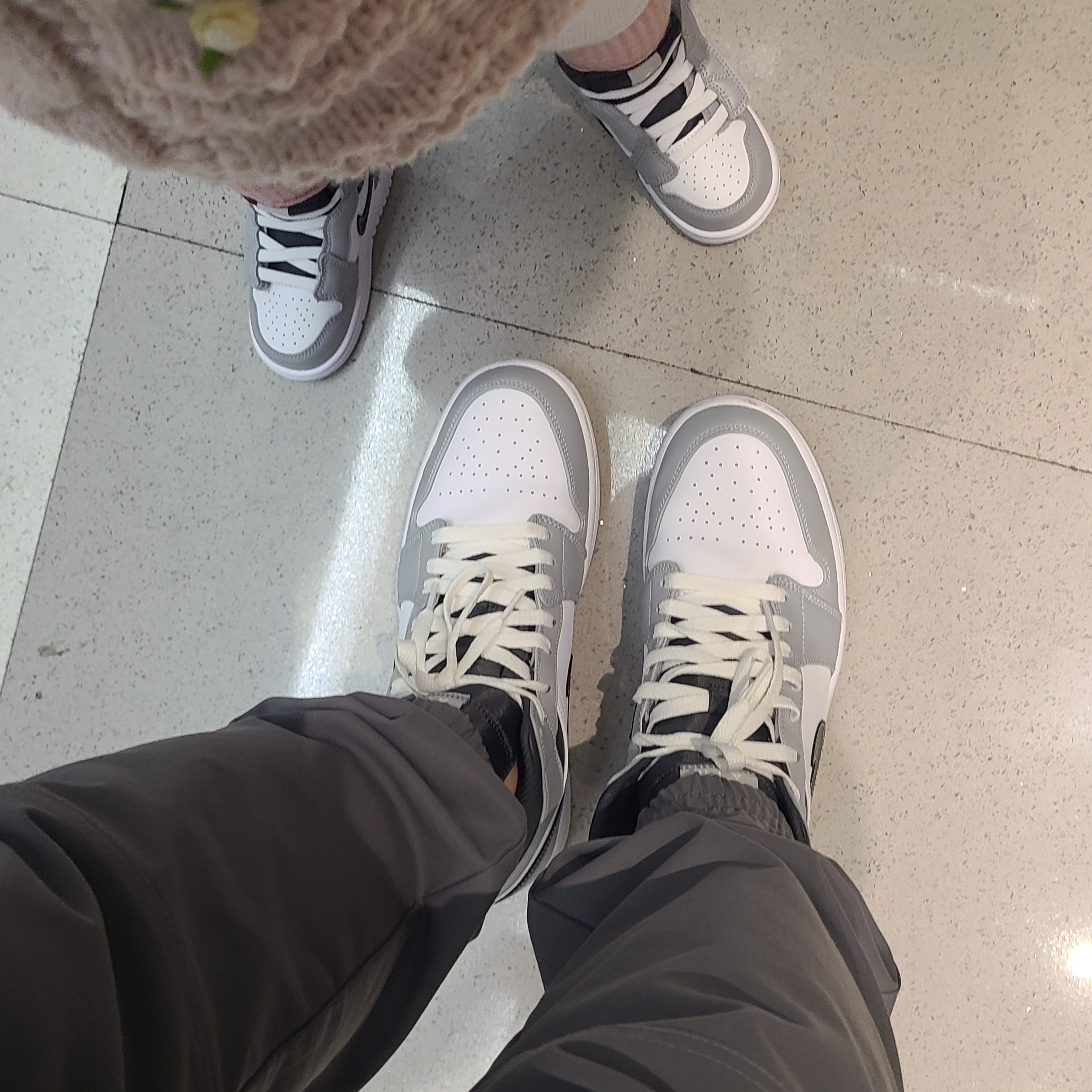 Jordan 1 Mid Light Smoke Grey Anthracite, (PS) Jordan 1 Mid Light Smoke Grey Anthracite 착용 스타일 - 1