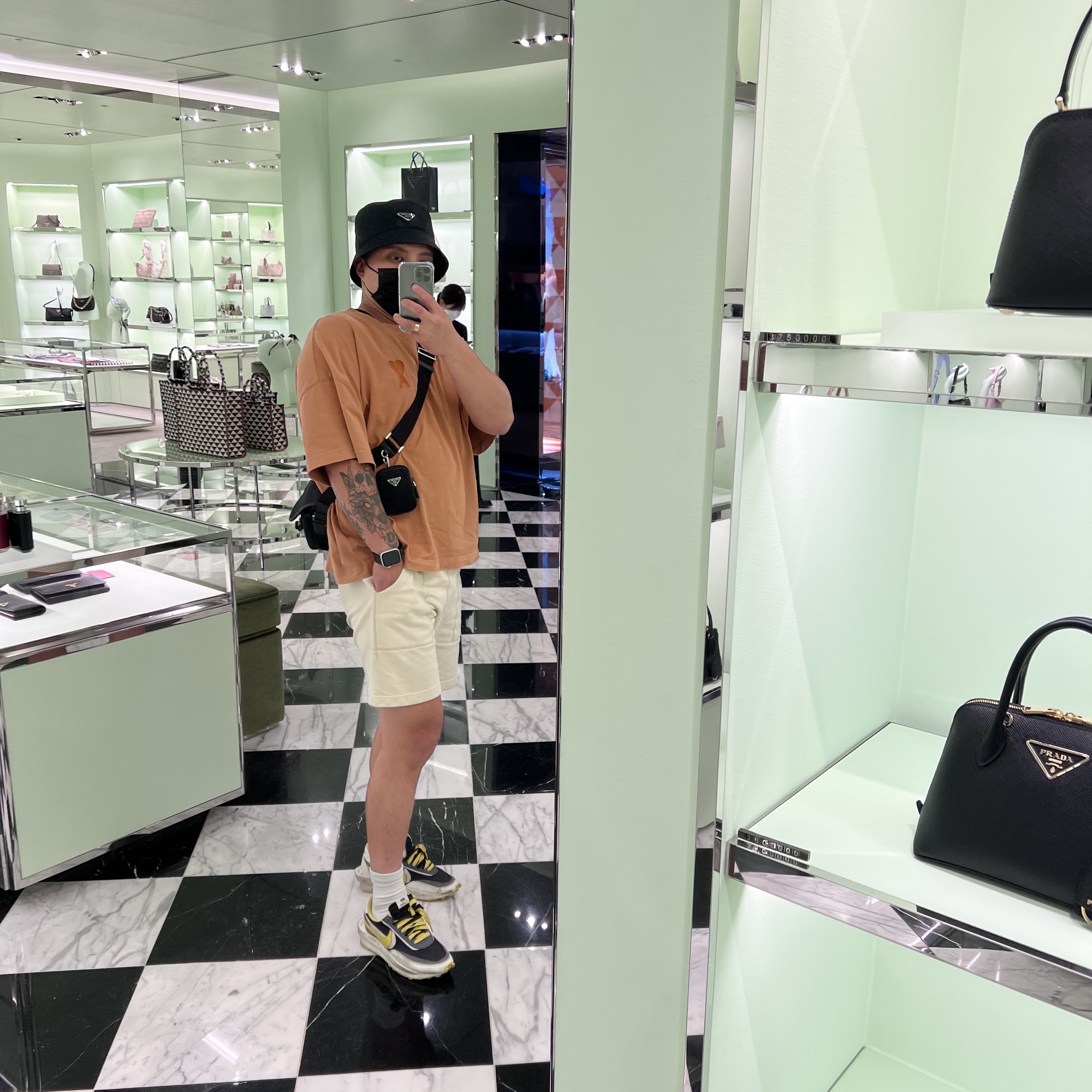 Prada Re-Nylon Bucket Hat Black, Prada Re-Nylon and Saffiano Leather Shoulder Bag Black 착용 스타일
