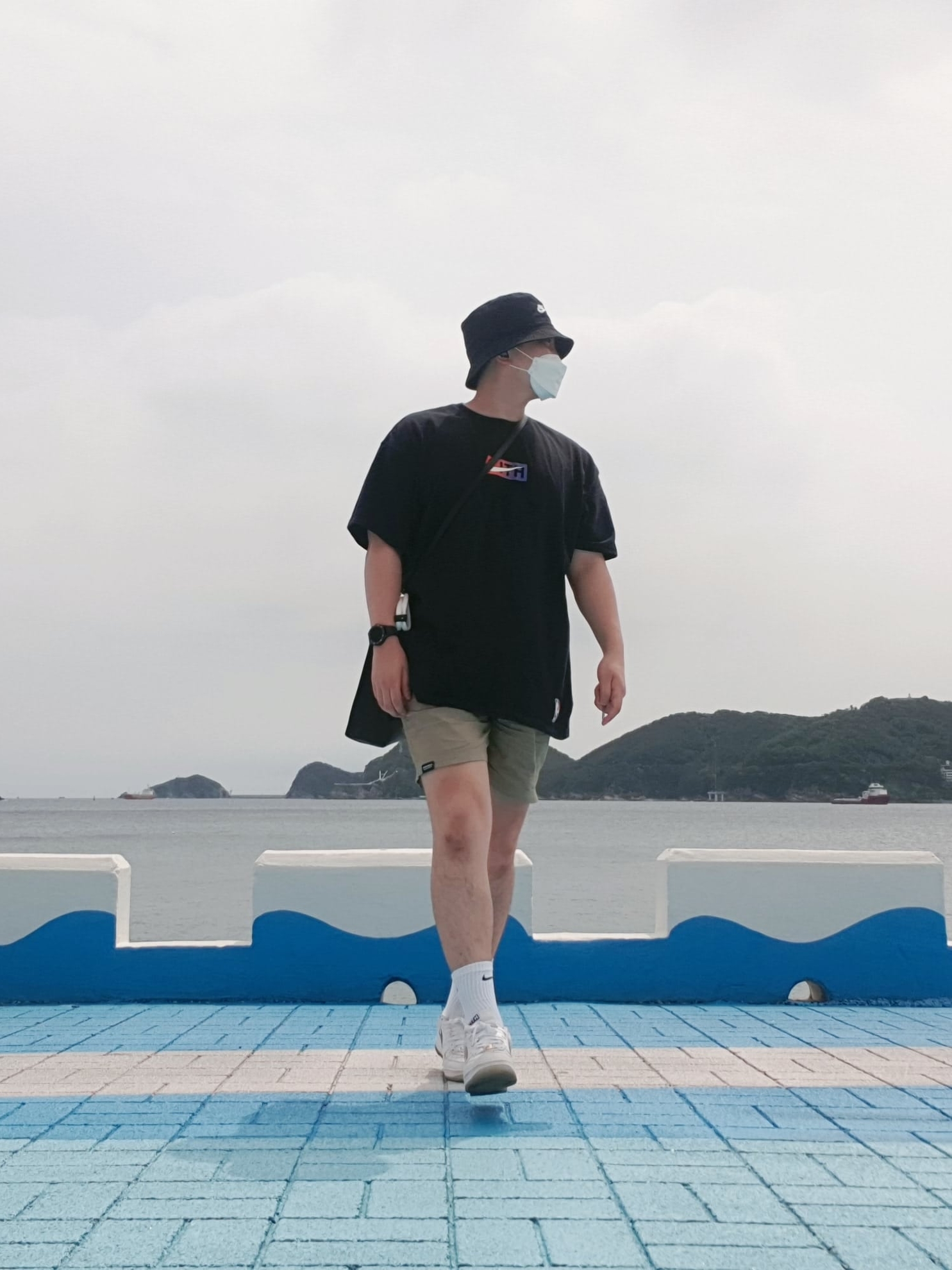 Nike x Kith Air Force 1 Low NYC White, Nike x Kith New York Knicks T-Shirt Black 착용 스타일
