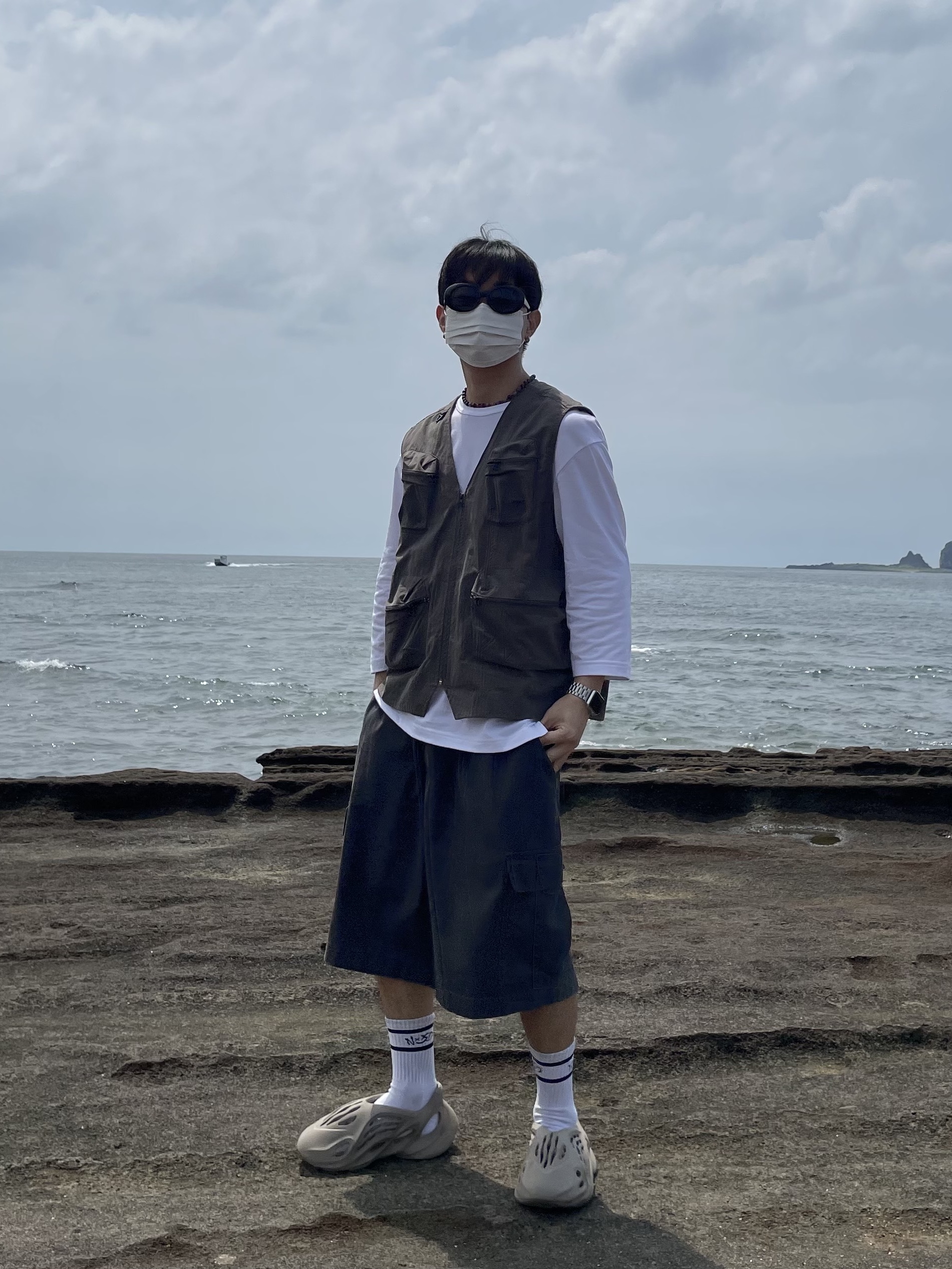 Adidas Yeezy Foam RNNR Stone Sage 착용 스타일 - 5