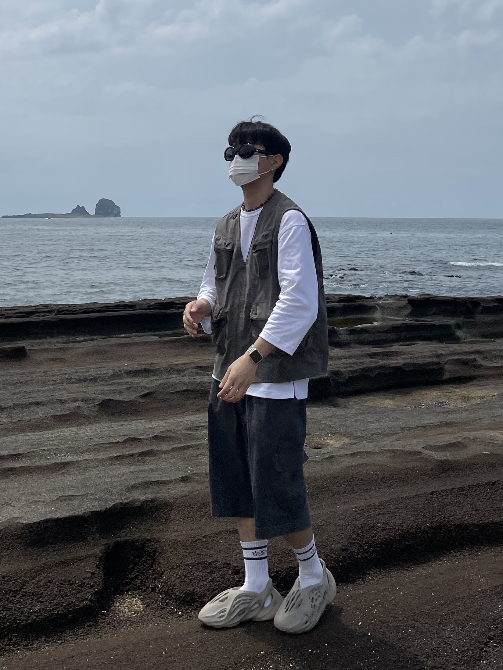 Adidas Yeezy Foam RNNR Stone Sage 착용 스타일 - 2