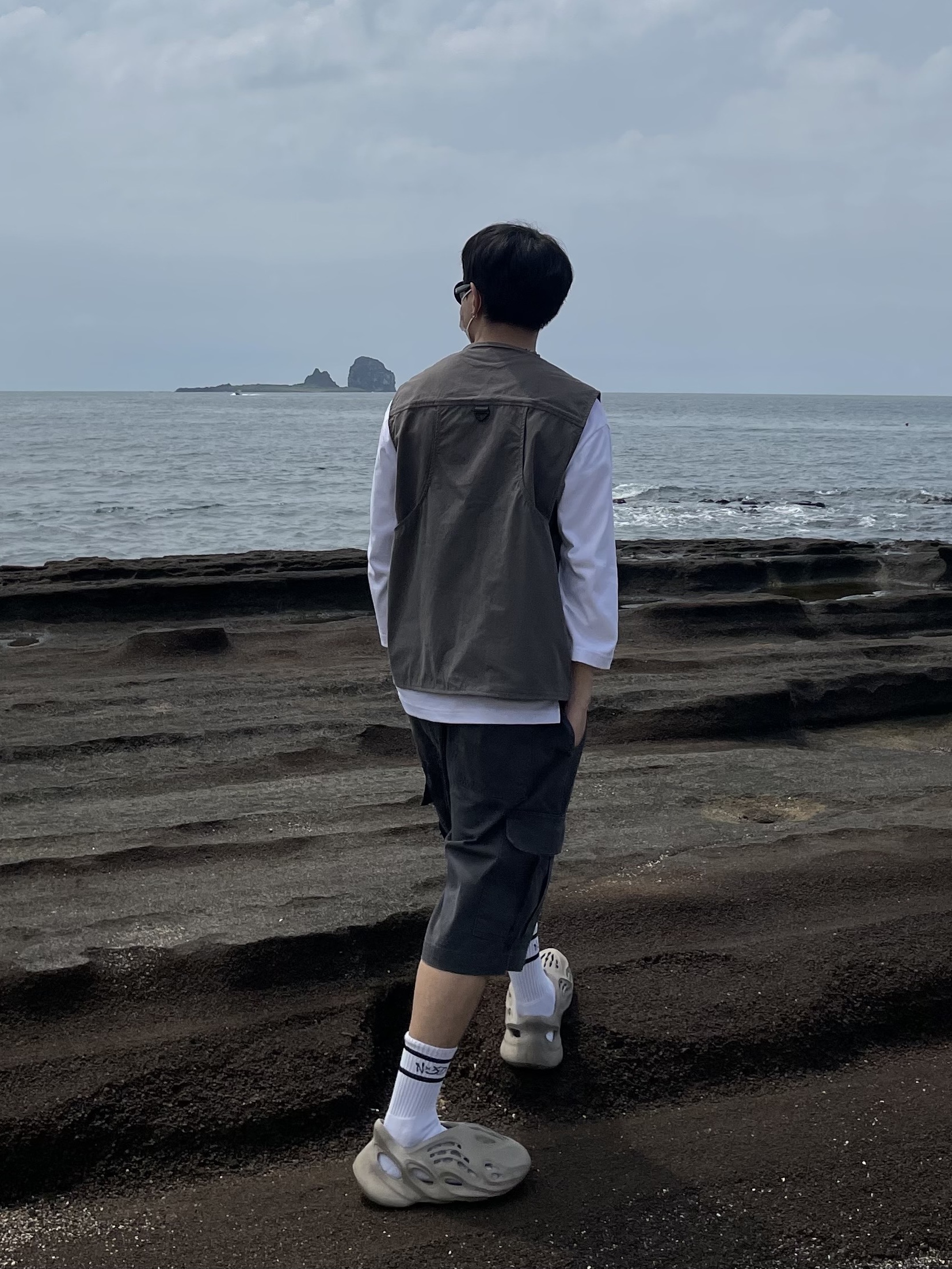 Adidas Yeezy Foam RNNR Stone Sage 착용 스타일 - 4