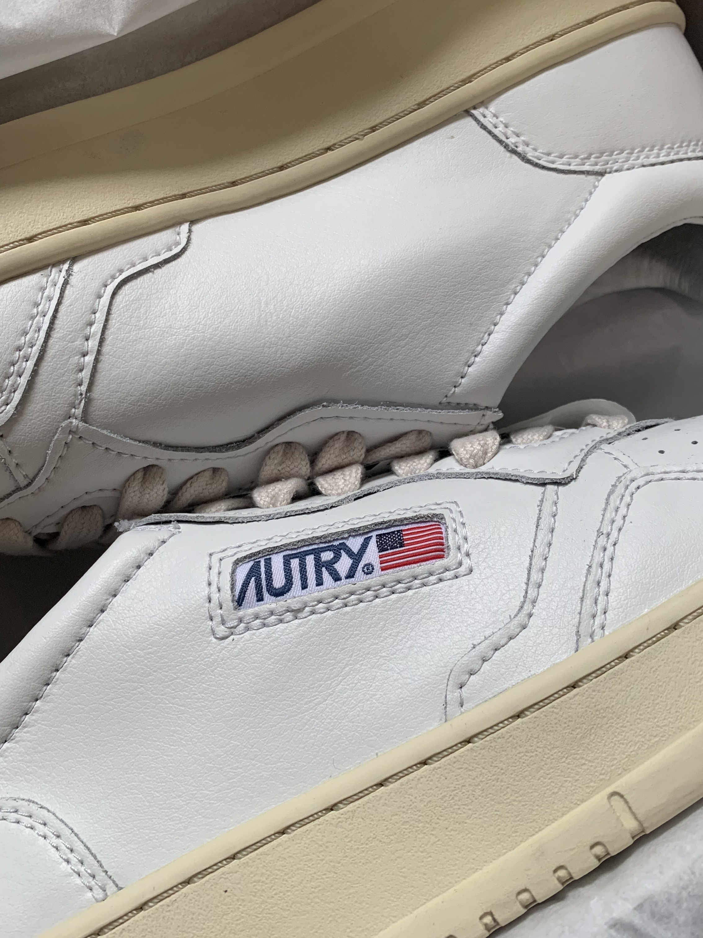 Autry Medalist Low Leather Sneakers White Black 착용 스타일 - 3