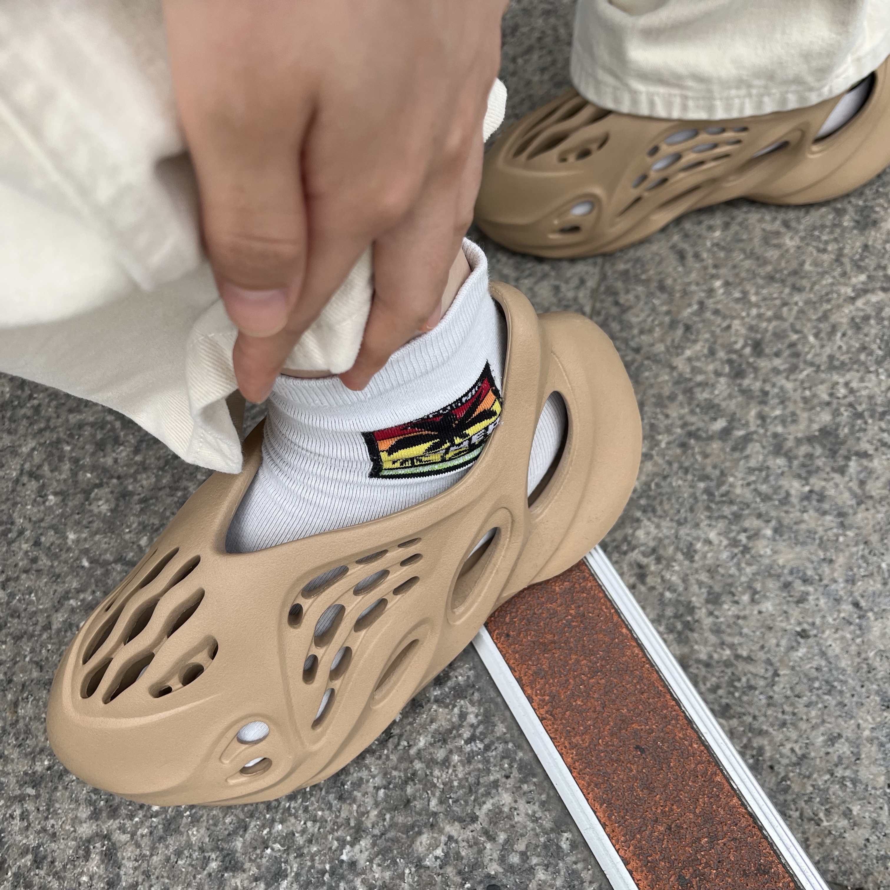 Adidas Yeezy Foam RNNR Ochre 착용 스타일