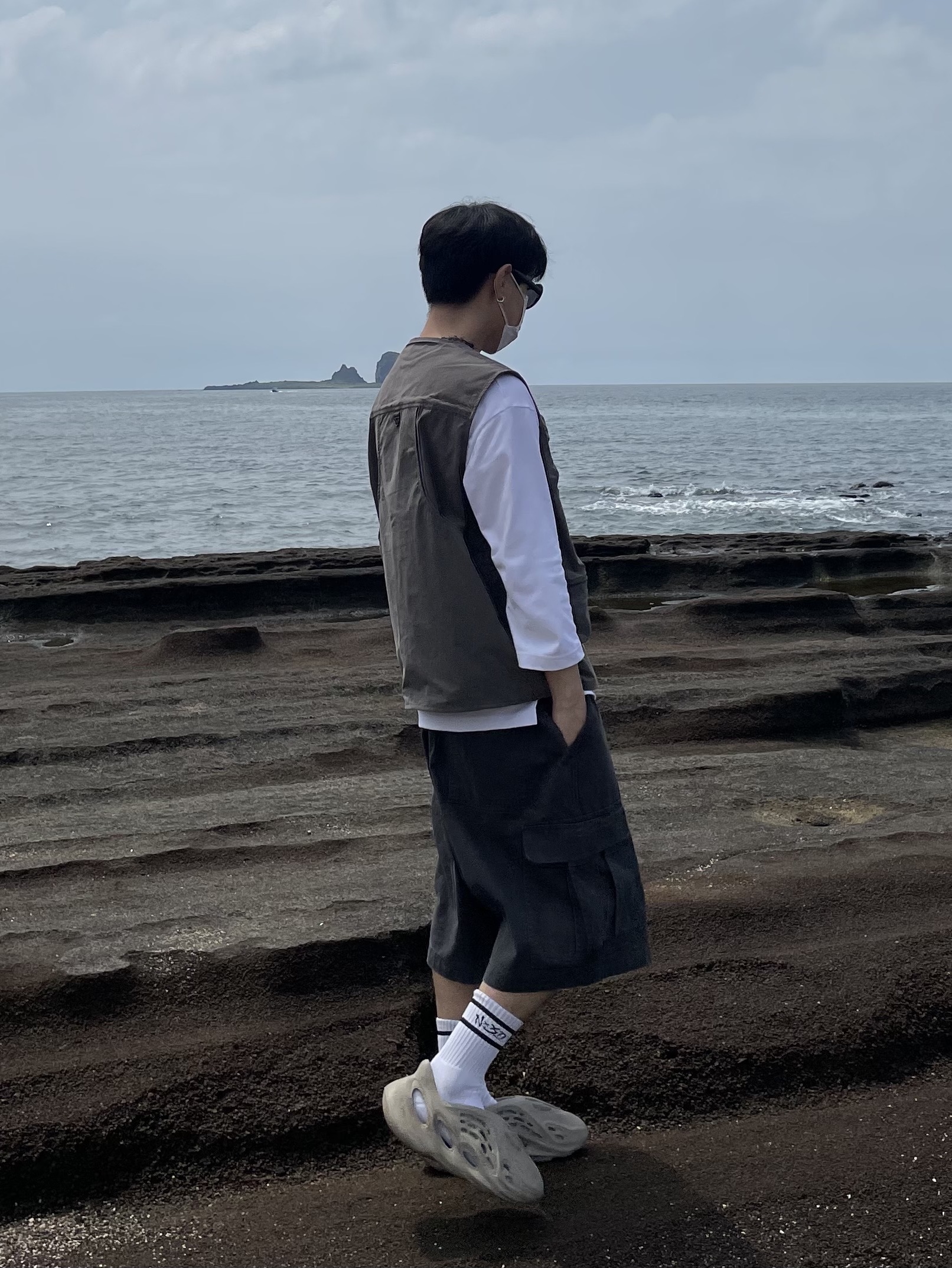 Adidas Yeezy Foam RNNR Stone Sage 착용 스타일 - 3